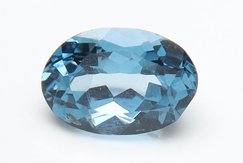 Top Graade 1.29 Cts Natural London Blue Topaz: Gemstone : Natural Blue TopazOrigin : Brazil Weight : 1.29 caratsDimensions : 7.59x5.31x4.36 mmShape : Oval CutColor : BlueTreatment : No TreatmentTransparency : TransparentClarity : VVS