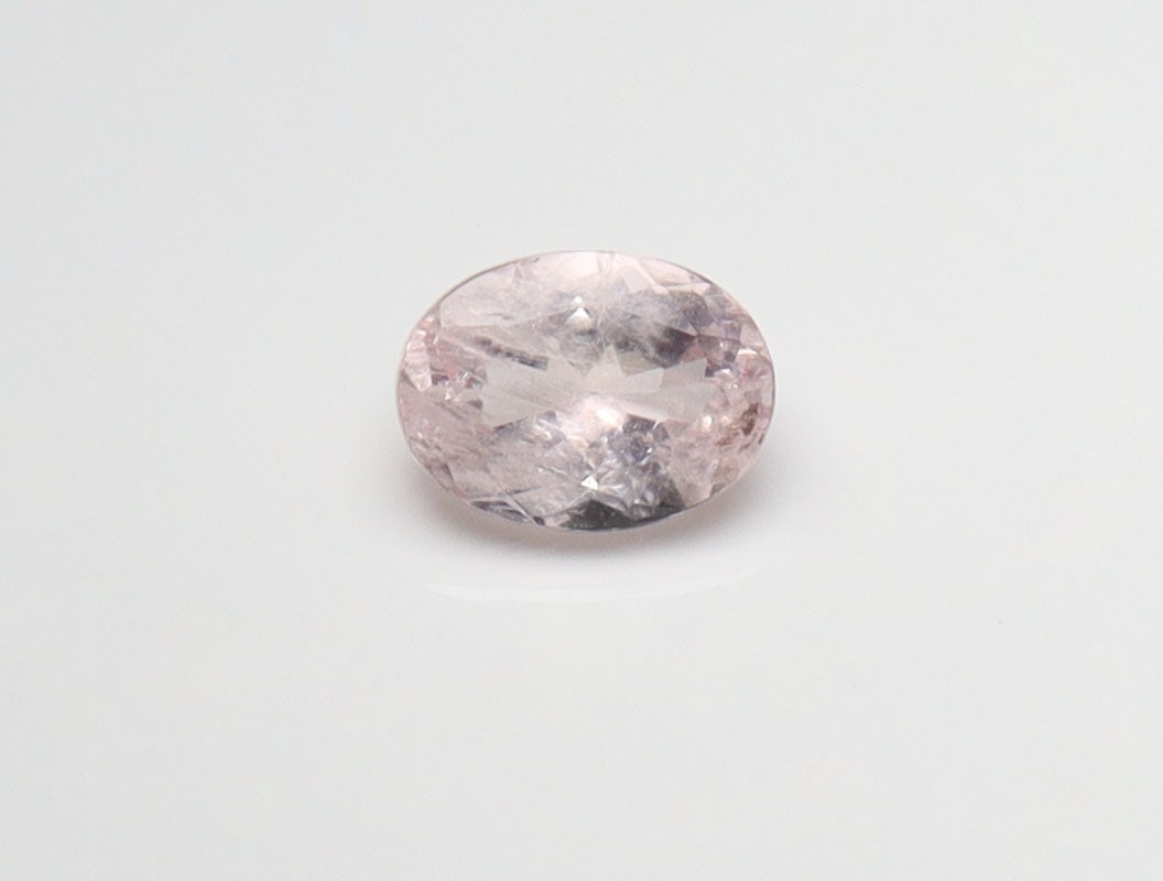 Gorgeous " Natural Morganite " 1.20 cts Natural Morganite: Gemstone : Natural MorganiteShape and Cut : Oval Cut Weight : 1.20 caratsMeasurements : 8x6 mm Color : PeachTransparency : TransparentTreatment : No TreatmentOrigin : IndiaClarity : VVS