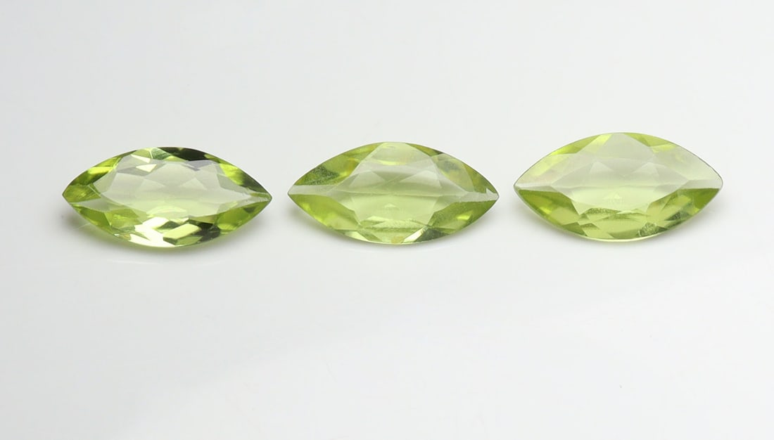 Gorgeous " Natural Peridot " 2.48 cts Natural Peridot Pair: Gemstone : Natural PeridotWeight : 2.48 caratShape : Marquies CutDimensions : 10x5 mm,Color : Green Number of Stone : 3Origin : IndiaTreatment : No Treatment Transparency : Transparent"