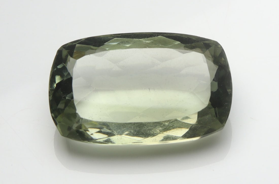 Stunning " Natural Green Amethyst / Prasiolite " 13.92 cts Natural Green Amethyst / Prasiolite: Gemstone : Natural Green AmethystOrigin : BrazilWeight : 13.92 caratsDimensions: 19.88x12.37x7.46 mmShape/Cut : Rectengular CutColour: GreenTransparency: TransparentTreatment: noneClarity: VVS