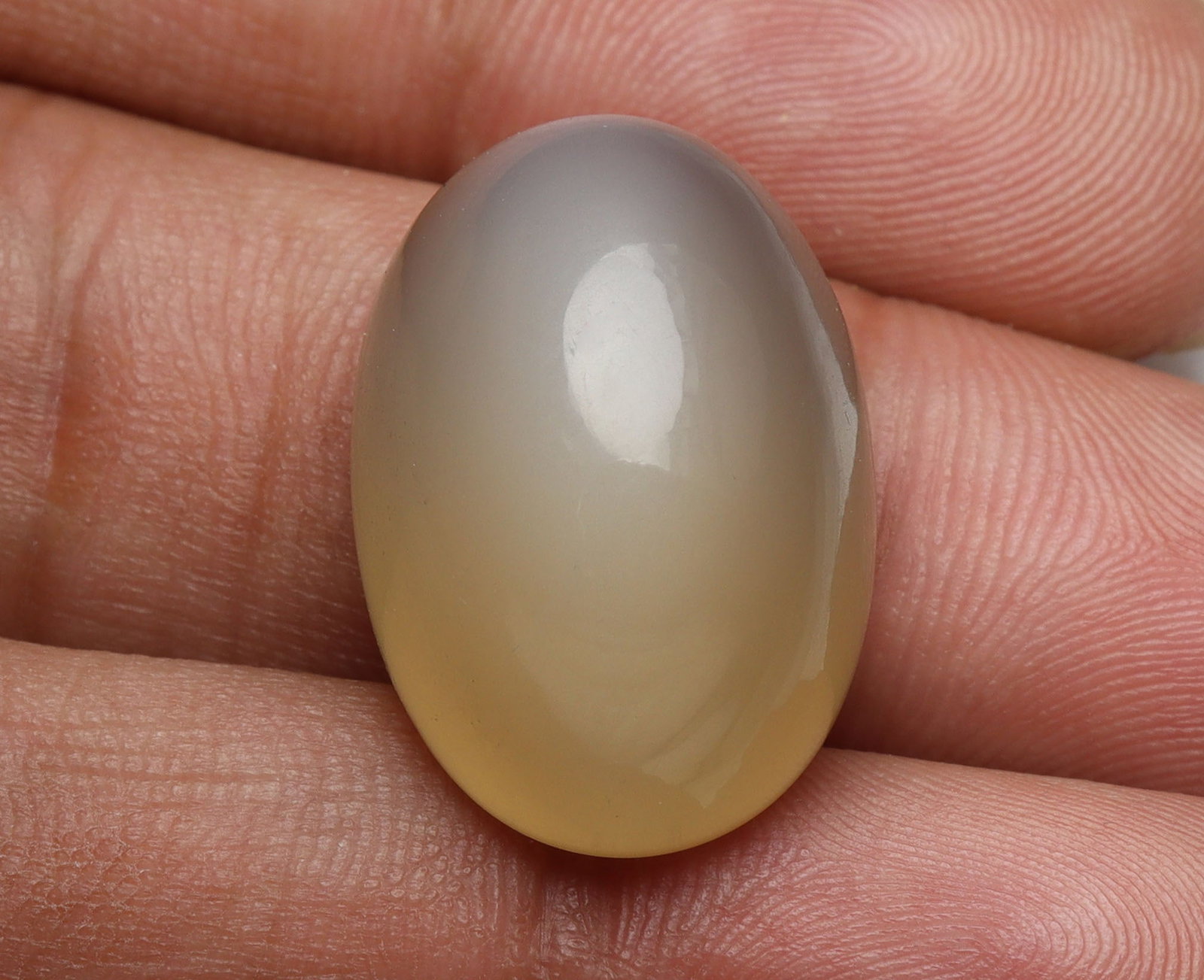 Stunning. " Natural Moonstone " 28.30 Cts Natural Moonstone: Gemstone : Natural MoonstoneShape : Oval CabochanWeight : 28.30 caratsMeasurements : 23x16 mmColor : HoneyTransparency : OpaqueTreatment : NoneOrigin : IndiaClarity : VVS