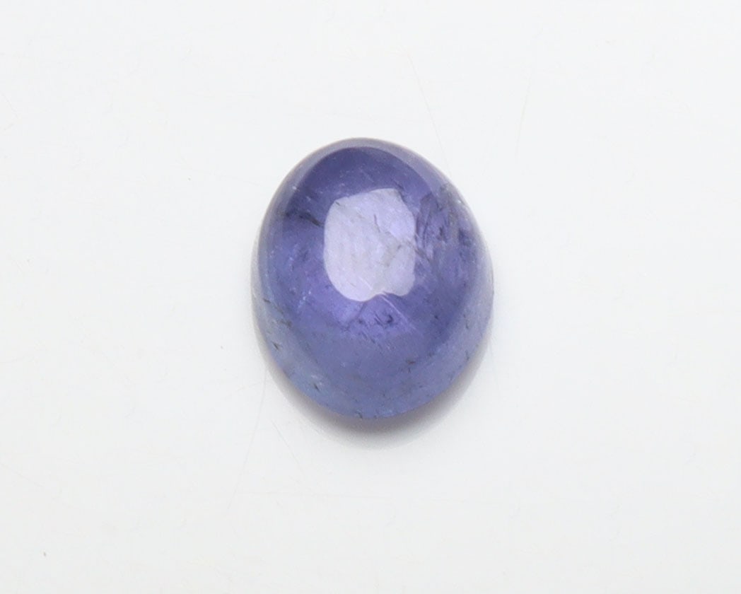 Awesome " Natural Tanzanite " 1.35 Cts Natural Tanzanite: Gemstone : Natural TanzaniteOrigin: TanzaniaWeight : 1.35 caratsDimensions : 7.36x5.91x3.34 mmShape/Cut: Oval CabochonColor : VioletTransparency: transparentTreatment: none