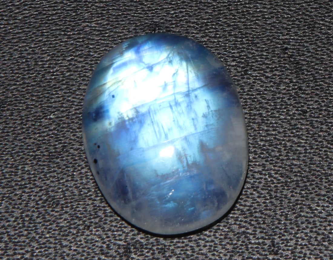 Stunning 11.79 Cts Natural Rainbow Moonstone: Gemstone : Natural Rainbow MoonstoneShape : Oval CabochanWeight : 11.79 caratsMeasurements : 17.72x14.06x5.75 mmColor : WhiteTransparency : OpaqueTreatment : NoneOrigin : IndiaClarity : VVS