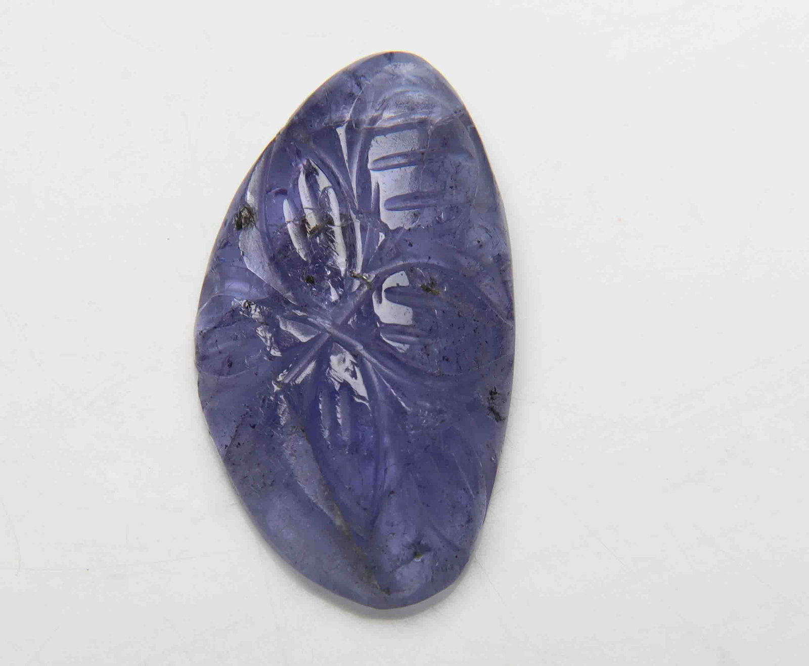 AAA 12.18 Cts Natural Carving Tanzanite: Gemstone : Natural Carving Tanzanite Origin: Tanzania Weight : 12.18 carats Measurements : 23.36x13.14x4.63 mm Shape/Cut: Fancy Carving Color : Violetish Blueish Blue Transparency: transparent Treatme