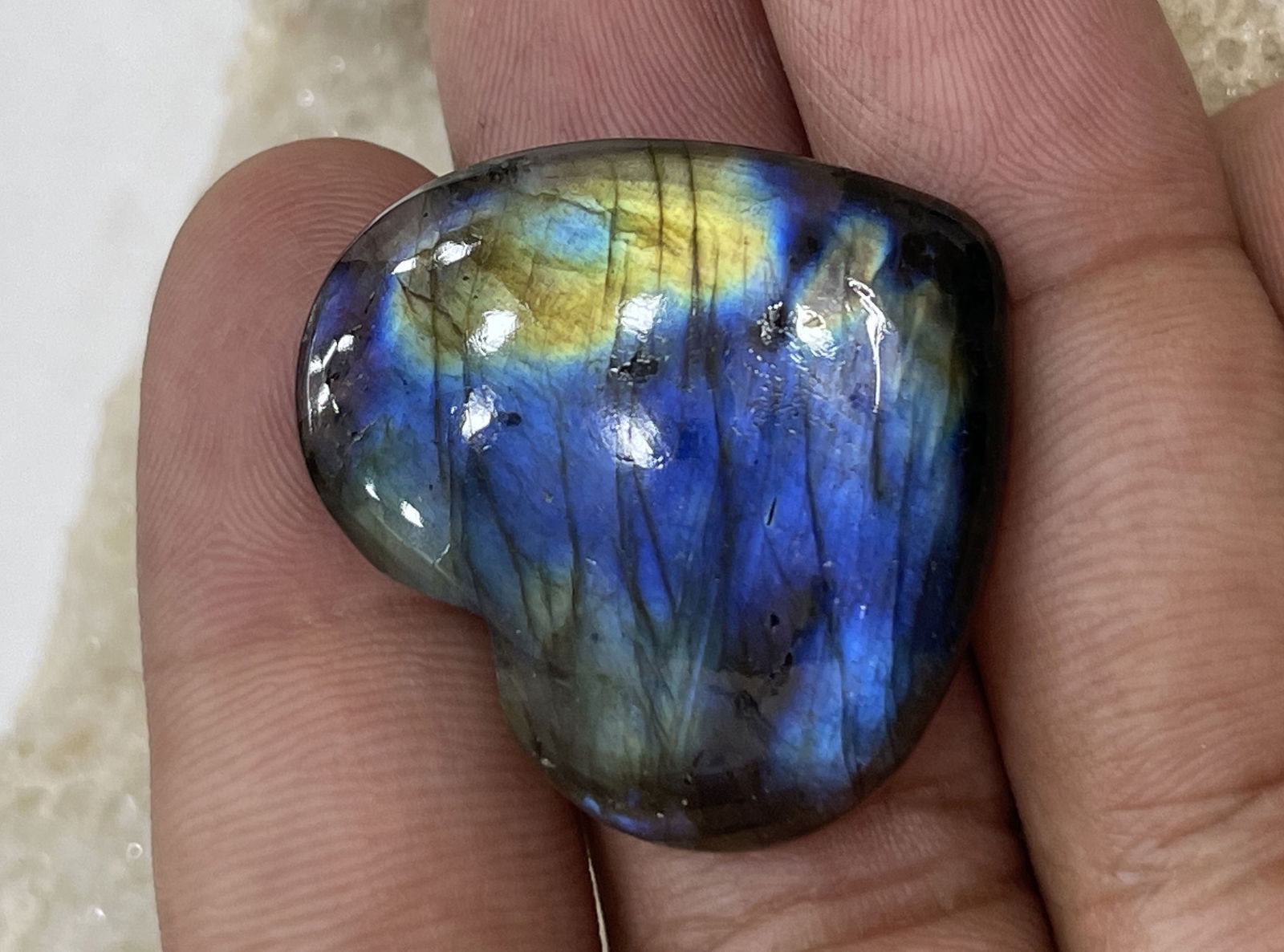 Beautiful 49.16 Cts Natural Labradorite: Gemstone : Natural Labradorite Shape : Heart Cabochon Weight : 49.16 carats Measurements : 25x30 mm, Color : Black Transparency : Opaque Treatment : None Origin : Madagascar Shipping-: Flat rate of $7