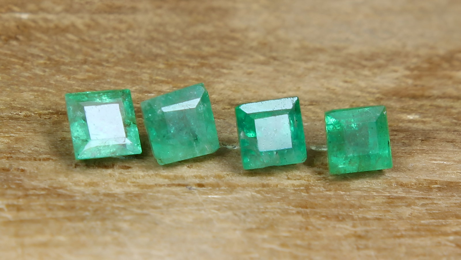 Wonderful 0.40 Cts Natural Emerald Lot (1 of 5)