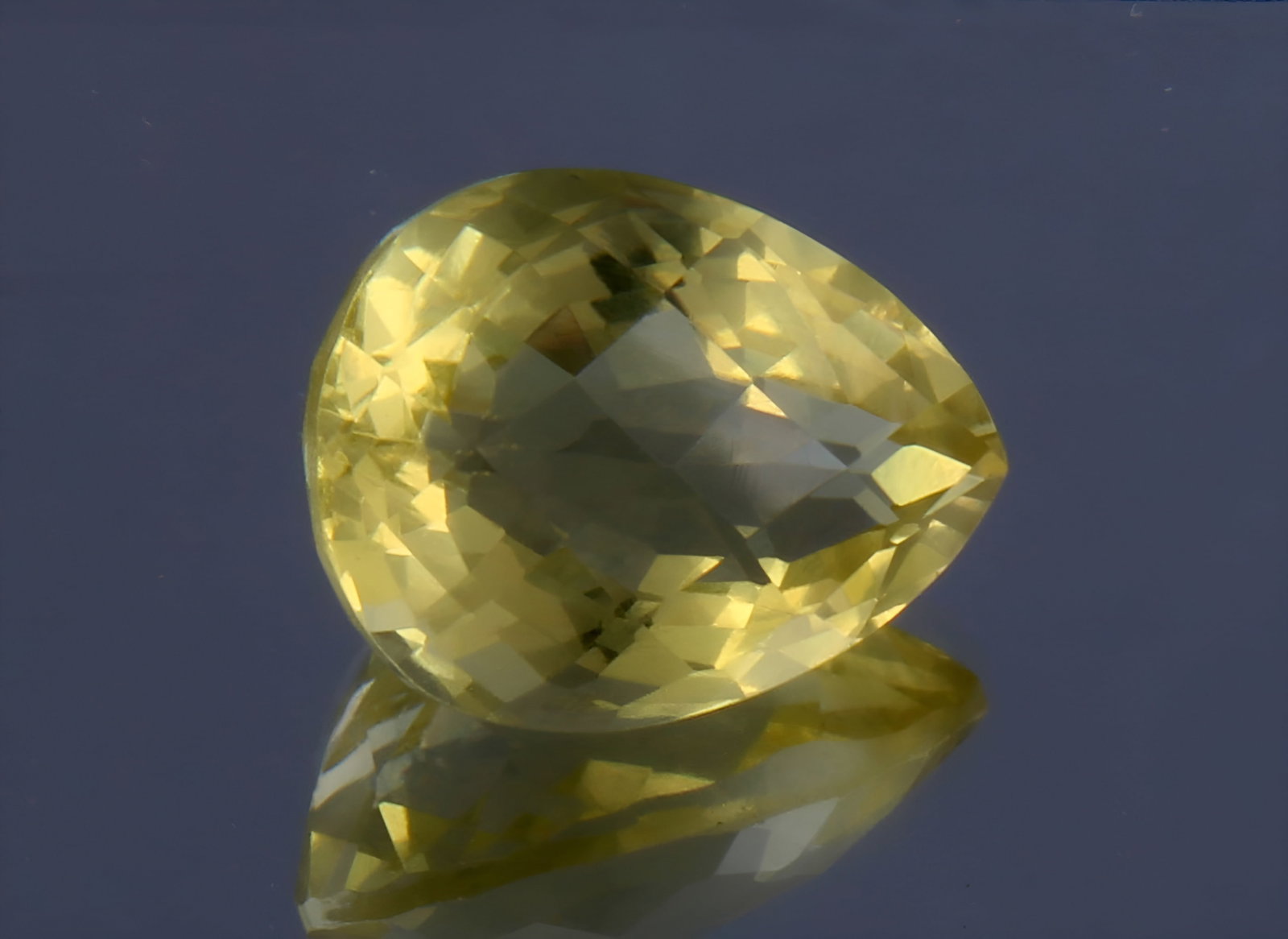 Gorgeous " Natural Lemon Quartz " 7.41 cts Natural Lemon Quartz: Gemstone: Natural Lemon Quartz Origin: Africa Weight : 7.41 carats MeasurementsMeasurements : 14.55x11.01x8.87 mm, Shape / Cut : Pear Cut Colour: Yellow Transparency: transparent Treatment : No Treatm