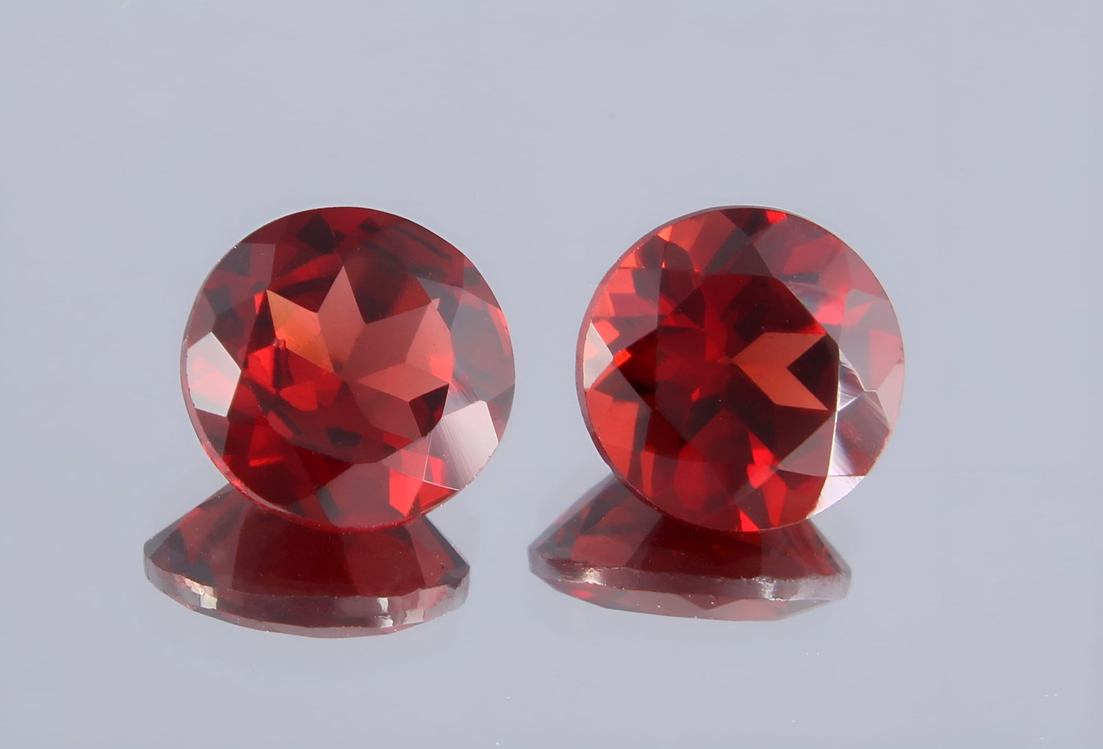 Gourgeous " Natural Pyrope Almandine Garnet " 1.76 Cts Natural Pyrope Almandine Garnet Pair: Gemstone : Natural Almandine Garnet Shape and cut : Round Cut Origin : Africa Weight : 1.76 carats Dimensions: 6x6 mm Color : Red Number of Stone : 2 Transparency: Transparent Treatment : No Clarity :