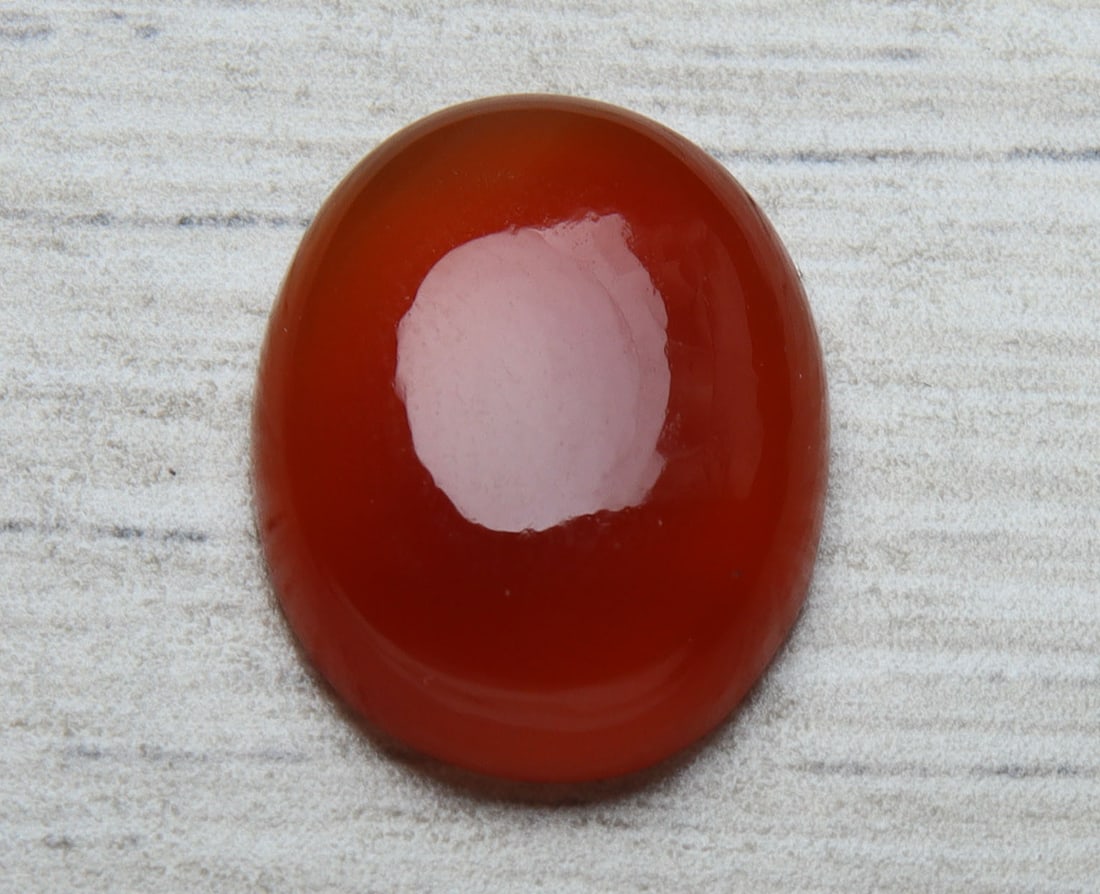 Lovely " Natural Carnelian " 8.05 cts Natural Carnelian: Gemstone : Natural Carnelian Weight : 8.05 carat Shape : Oval Cabochon Dimensions : 16.35x13.02x4.82 mm Color : Orange Origin : India Treatment : Heated Transparency : Translucent Shipping-: Flat rate