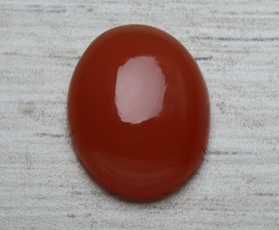 Beautiful " Natural Carnelian " 8.31 cts Natural Carnelian: Gemstone : Natural Carnelian Weight : 8.31 carat Shape : Oval Cabochon Dimensions : 16x13 mm Color : Orange Origin : India Treatment : Heated Transparency : Translucent Shipping-: Flat rate of $7.00 t