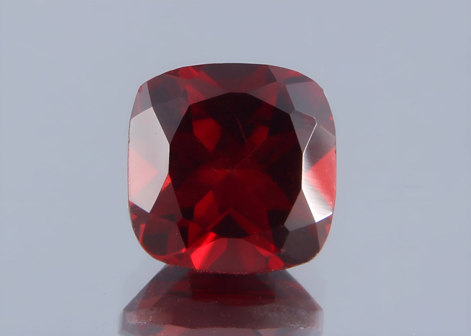 Marvellous " Natural Pyrope Almandine Garnet " 1.17 Cts Natural Pyrope Almandine Garnet: Gemstone : Natural Almandine Garnet Shape and cut : Square Cut Origin : Africa Weight : 1.17 carats Dimensions: 6x6 mm Color : Red Transparency: Transparent Treatment : No Clarity : VVS Shipping-: Fla