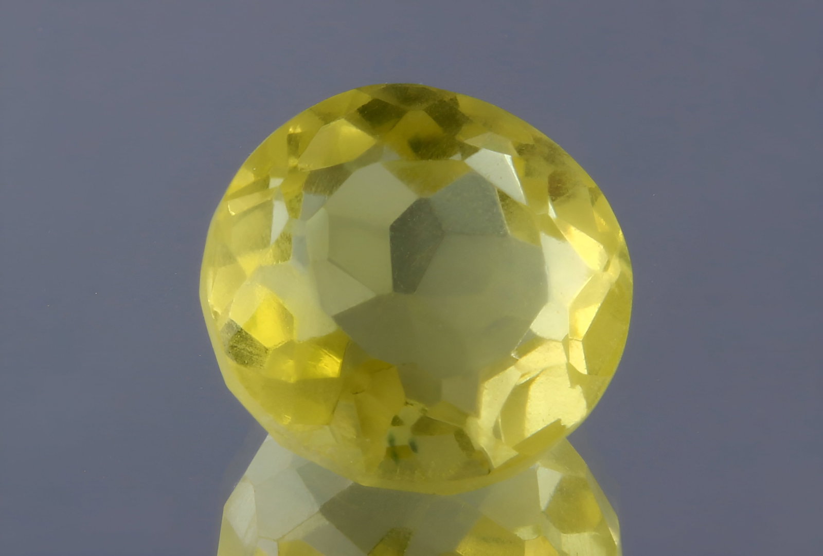 Lovely " Natural Lemon Quartz " 4.61 cts Natural Lemon Quartz: Gemstone: Natural Lemon QuartzOrigin: Africa Weight : 4.61 caratsMeasurements: 10x10 mm, Shape / Cut : Round Cut Colour: Yellow Transparency: transparent Treatment : Nont: none Shipping-: Flat rate of
