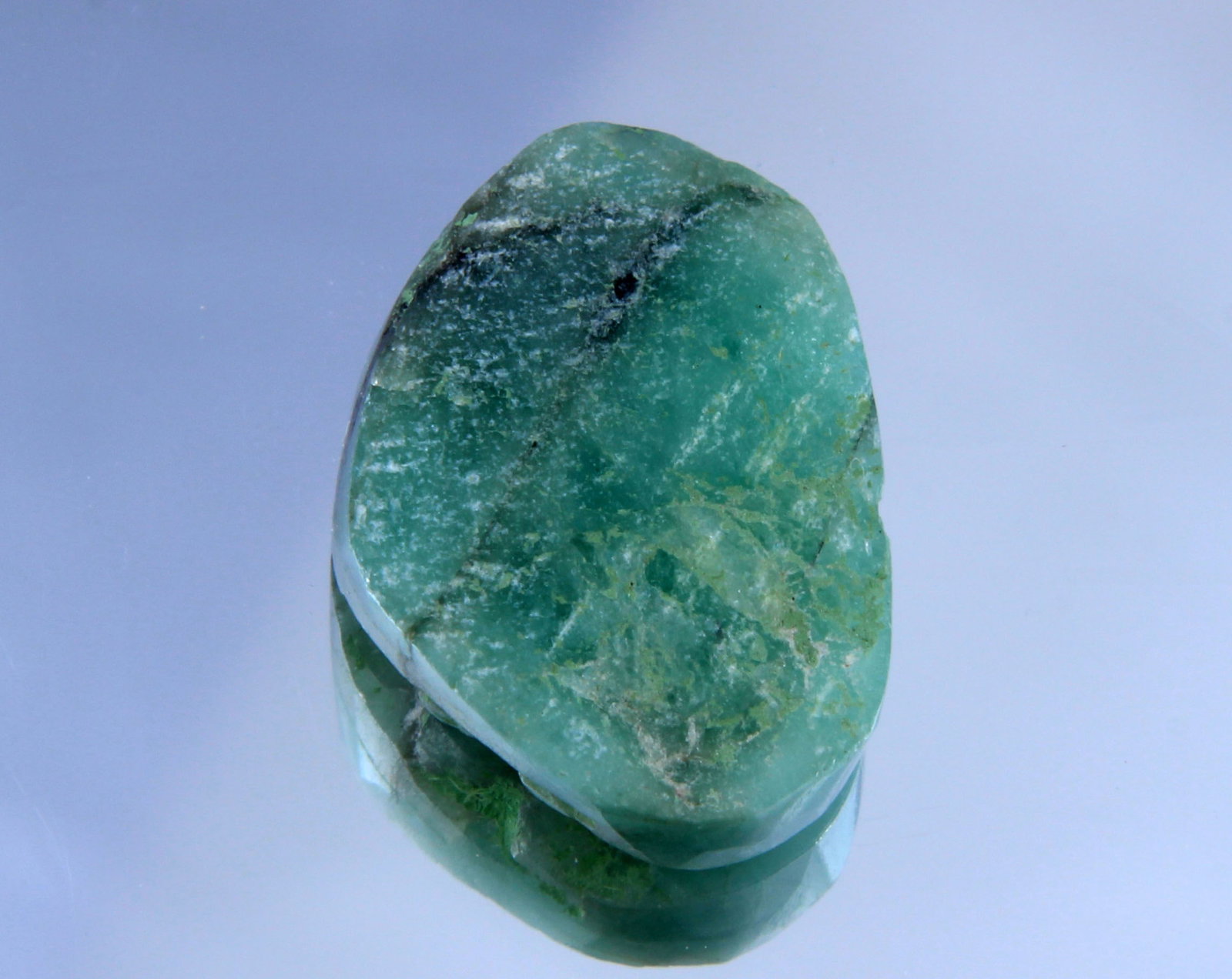 Awesome " Natural Emerald Druzy " 6.57 Cts Natural Emerald Druzy: Gemstone : Natural Emerald Druzy Origin : Zambia Weight : 6.57 carat total Dimensions : 13.99x10.45x5.32 mm , Shape : Fancy Cut Color : Green Transparency : Transparent Clarity Some Natural Inclusions