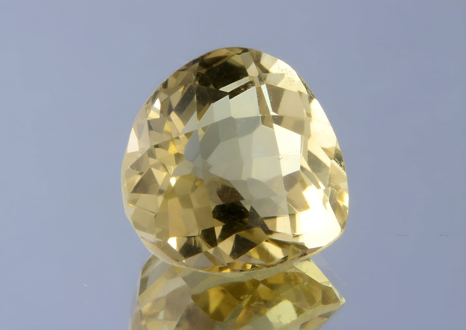 Gorgeous " Natural Lemon Quartz " 5.82 cts Natural Lemon Quartz: Gemstone: Natural Lemon QuartzOrigin: Africa Weight : 5.82 caratsMeasurements: 11.65-11.68x8.23 mm, Shape / Cut : Pear Cut Colour: Yellow Transparency: transparent Treatment : Nont: none Shipping-: Fl