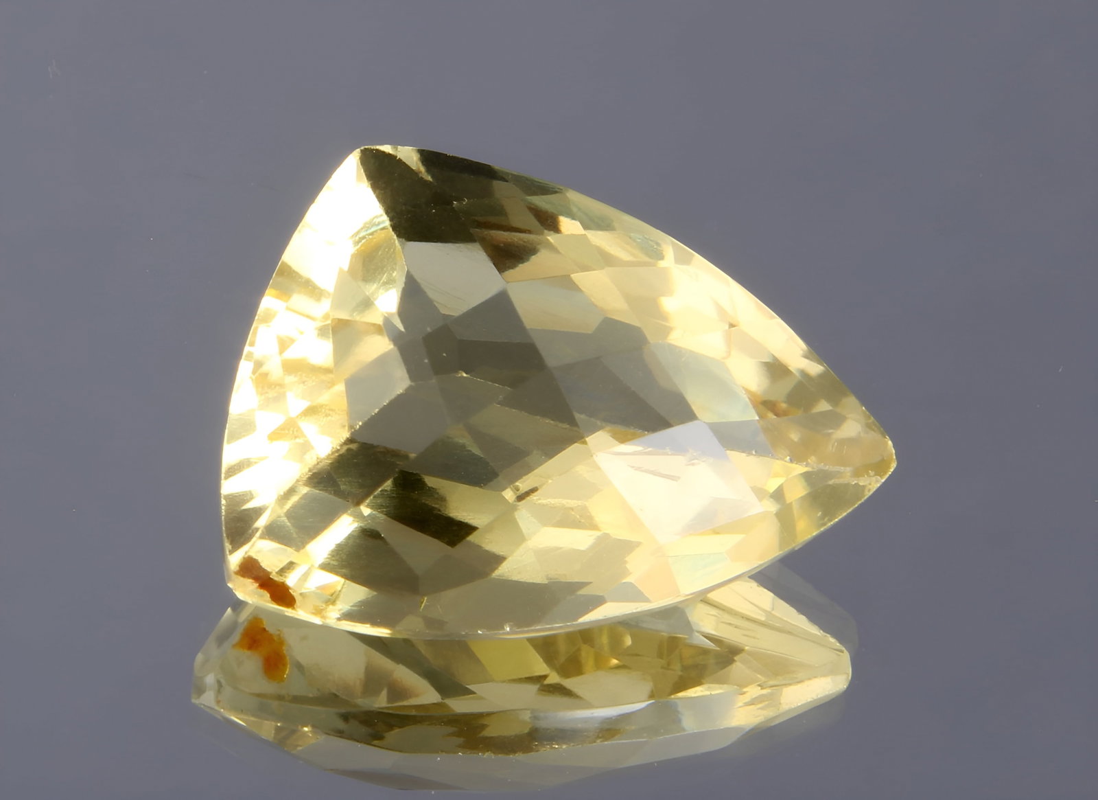 Gorgeous " Natural Lemon Quartz " 8.35 cts Natural Lemon Quartz: Gemstone: Natural Lemon QuartzOrigin: Africa Weight : 8.35 caratsMeasurements: 16.66x12.41x8.36 mm, Shape / Cut : Fancy Cut Colour: Yellow Transparency: transparent Treatment : Nont: none Shipping-: F