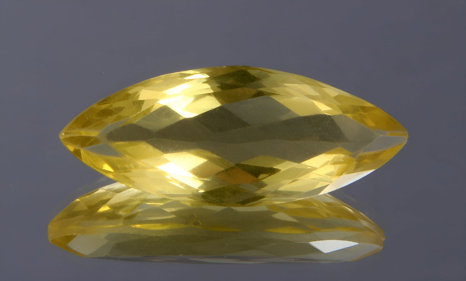 Marvelous " Natural Lemon Quartz " 9.75 cts Natural Lemon Quartz: Gemstone: Natural Lemon Quartz Origin: Africa Weight : 9.75 carats Dimensions: 25x10 mm, Shape / Cut : Marquies Cut Colour: Yellow Transparency : transparent Treatment : No Treatment nt: none Shipping