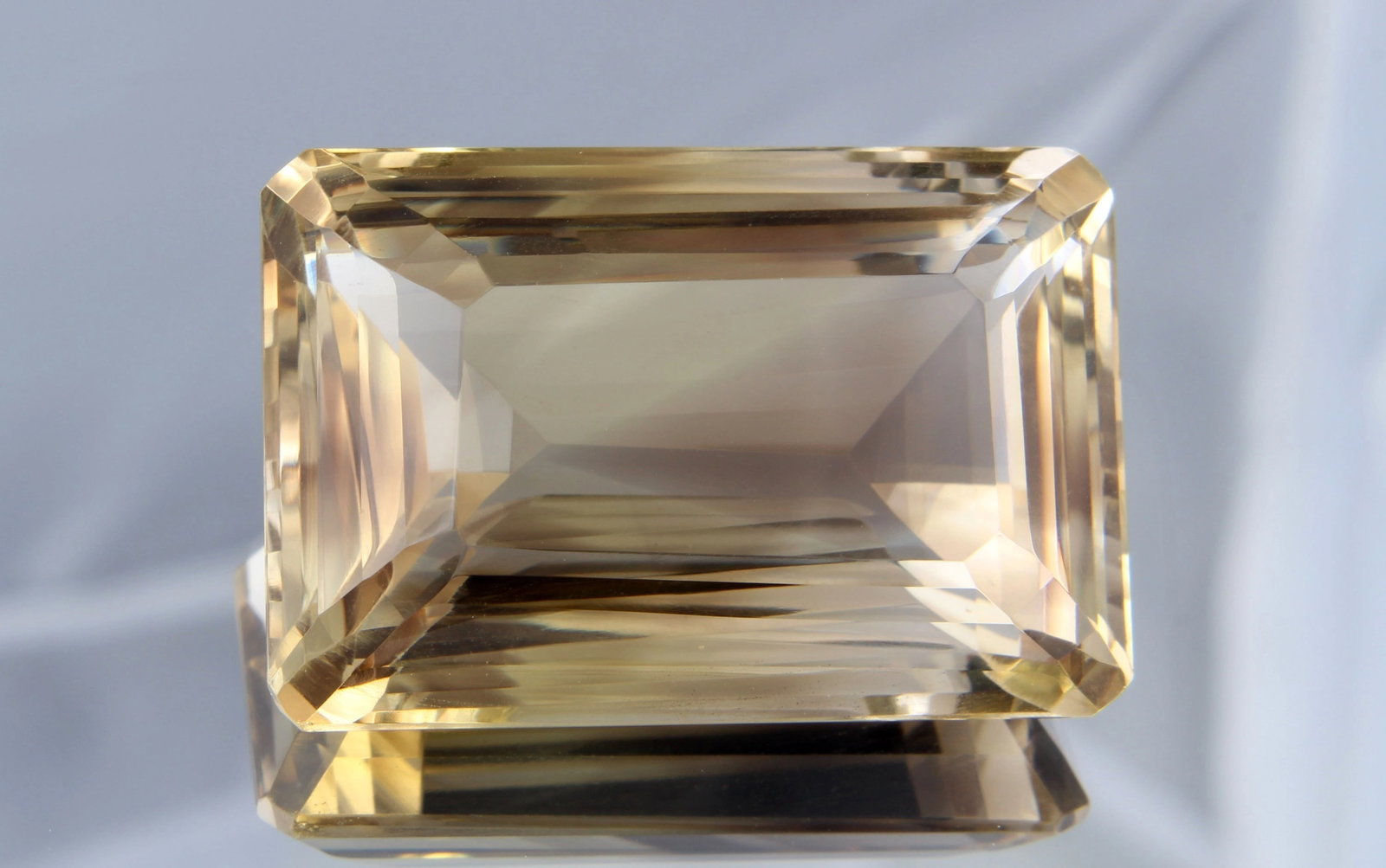 Big SIze Spectacular 93.58 cts Natural Lemon Quartz: Gemstone: Natural Lemon Quartz Origin: Africa Weight : 93.58 carats Dimensions: 33x23 mm, Shape / Cut : Rectengular Cushion Cut Colour: Yellow Transparency : transparent Treatment : No Treatment nt: n