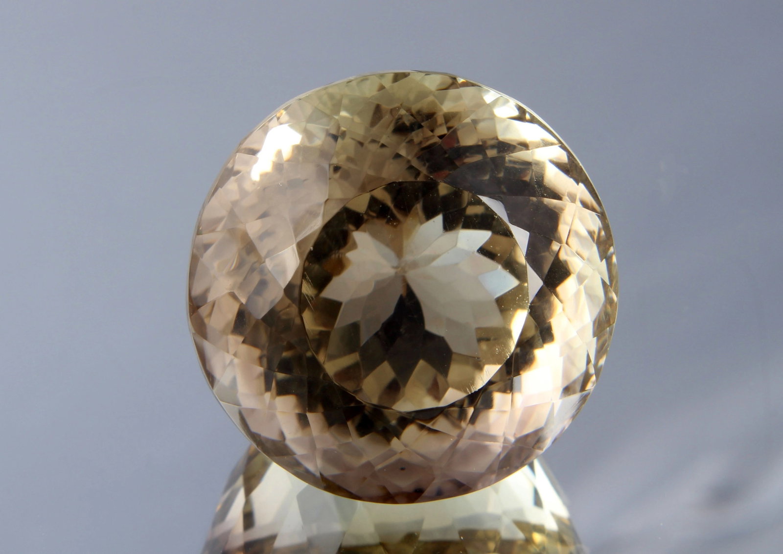 Large Size Lovely 87.96 cts Natural Lemon Quartz: Gemstone: Natural Lemon Quartz Origin: Africa Weight : 87.96 carats Dimensions: 25x25 mm, Shape / Cut : Round Cut Colour: Yellow Transparency : transparent Treatment : No Treatment nt: none Shipping-: