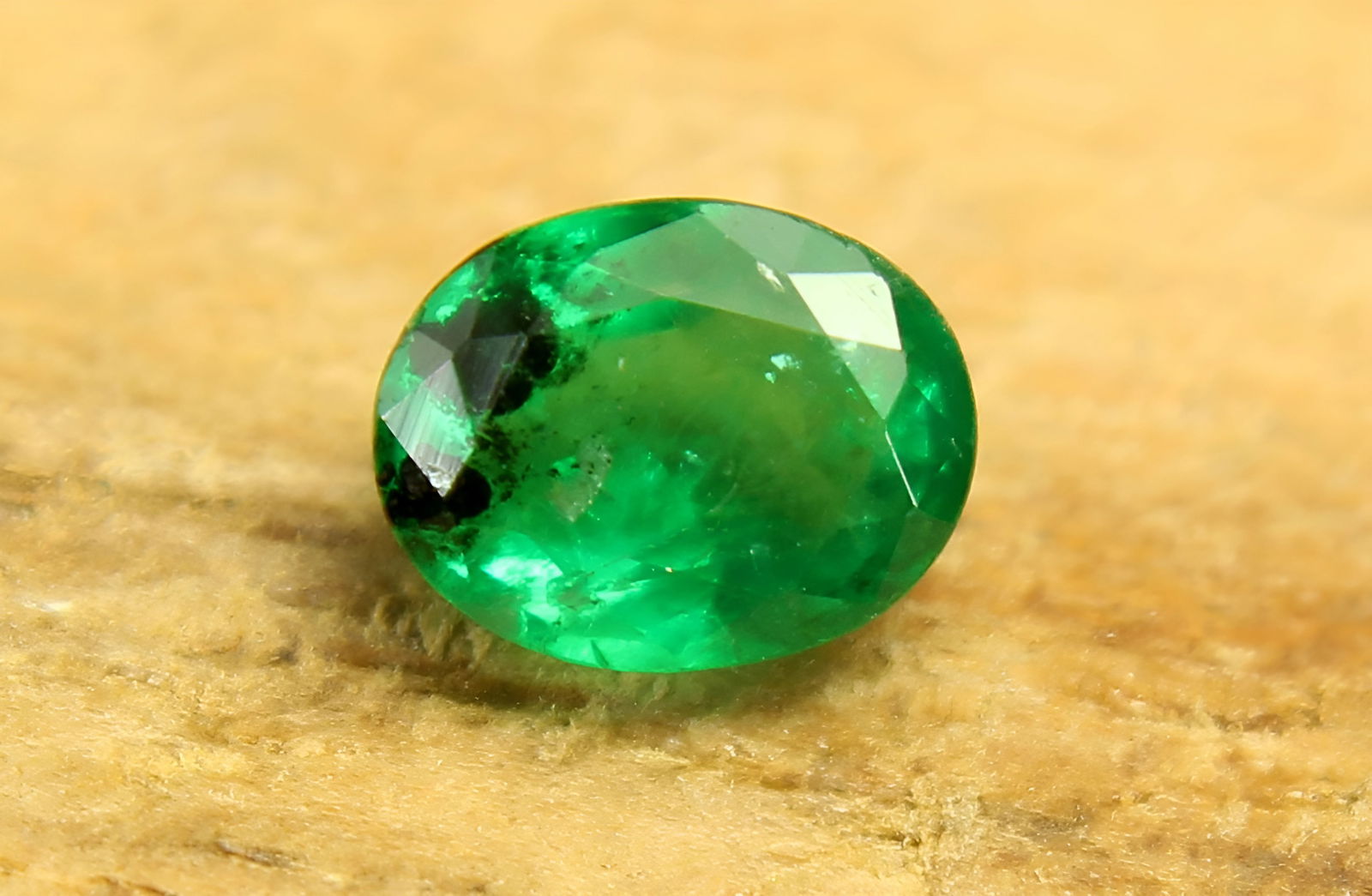 Lovely "Natural Zambia Emerald" 0.47 Cts Natural Emerald: Gemstone : Natural Emerald Origin : Zambia Weight : 0.47 carat total Dimensions : 5x4 mm , Shape / Cut : Oval Cut Color : Green Transparency : Transparent Clarity Some Natural Inclusions are Visible T