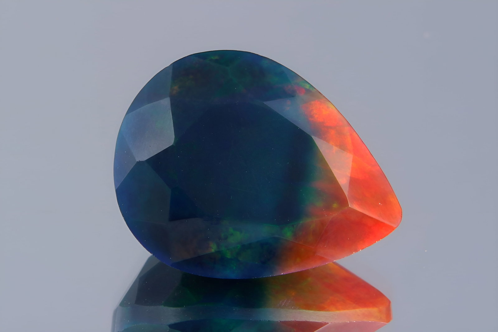 Delightful 3.84 Cts Natural Bi-Colour Ethiopan Opal: Gemstone : Natural Bi-Colour Ethiopian Opal Shape / Cut : Pear Cut Weight : 3.84 Carats Dimensions : 14x11 mm Color : Blue, Pink Transparency : Transparent Treatment : Heated Origin : Ethiopian Clarit