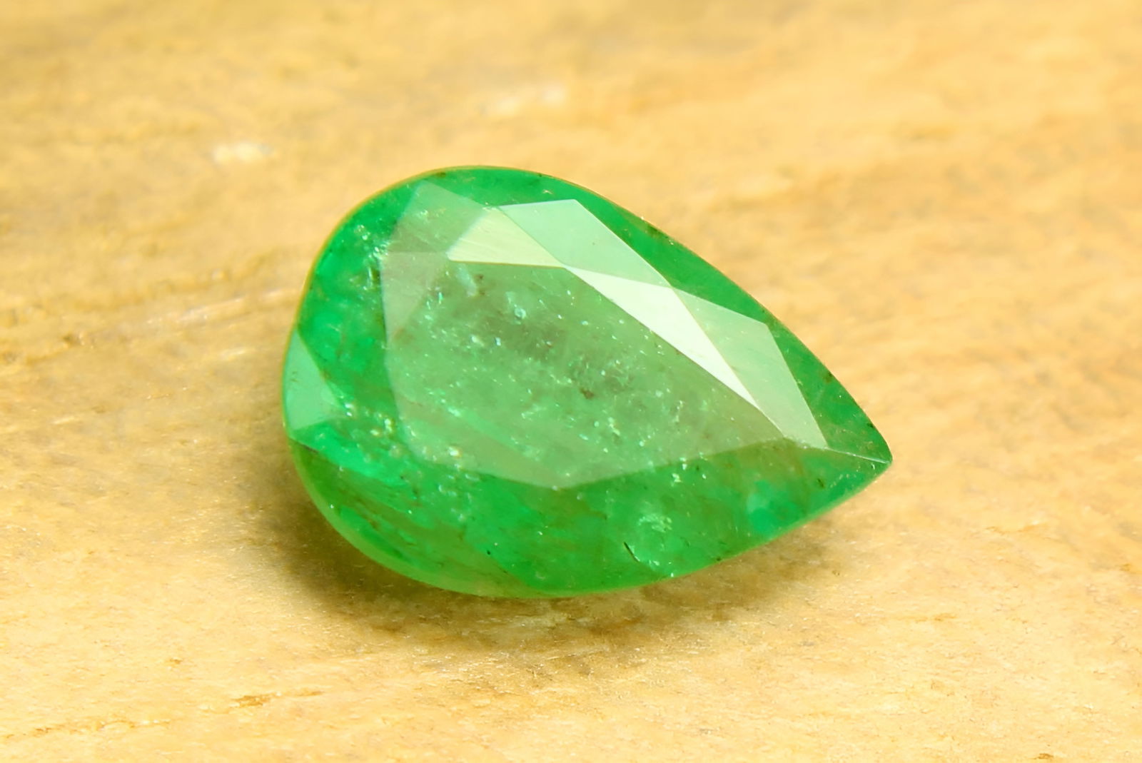 Lovely 0.85 Cts Natural Emerald: Gemstone : Natural Emerald Origin : Zambia Weight : 0.85 carat total Dimensions : 7.96x5.64x3.02 mm, Shape / Cut : Pear Cut Color : Green Transparency : Transparent Clarity Some Natural Inclusions are