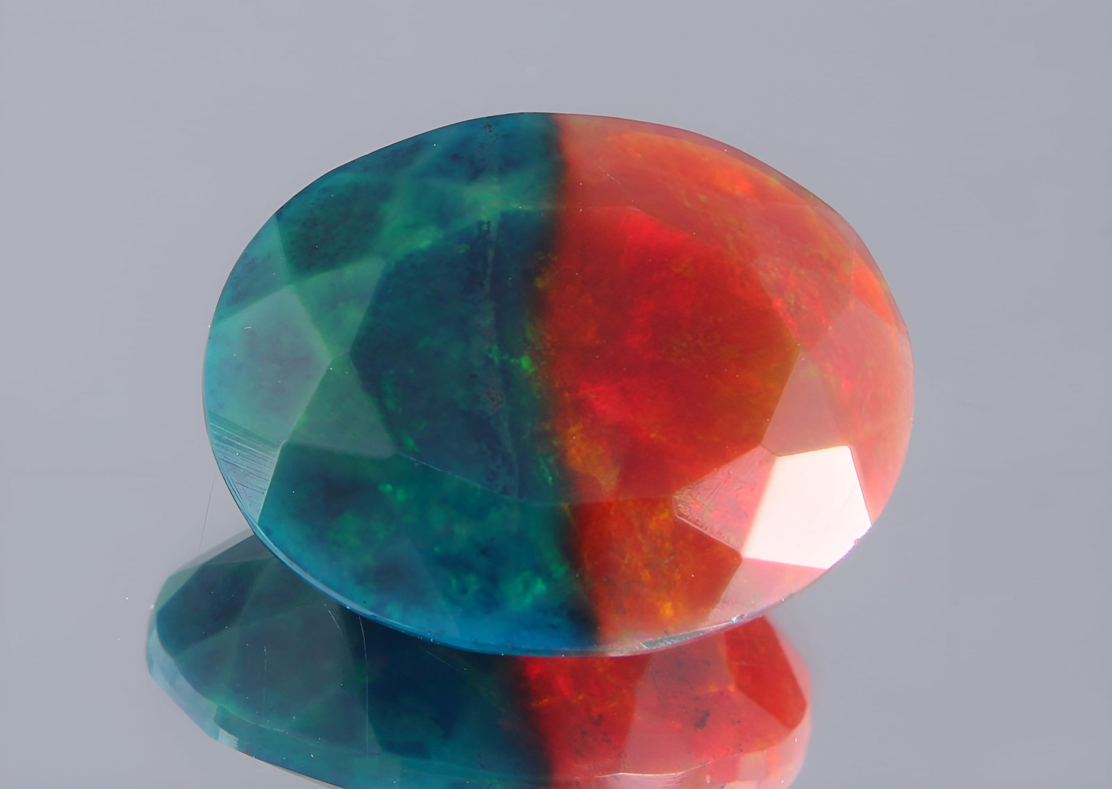 Beautiful 3.14 Cts Natural Bi- Colour Ethiopan Opal: Gemstone : Natural Bi Colour Ethiopian Opal Shape and cut : Oval Cut Weight : 3.14 CaratsMeasurements : 14x11 mm Color : Blue, Pink Transparency : Transparent Treatment : Dye Origin : Ethiopian Clarit