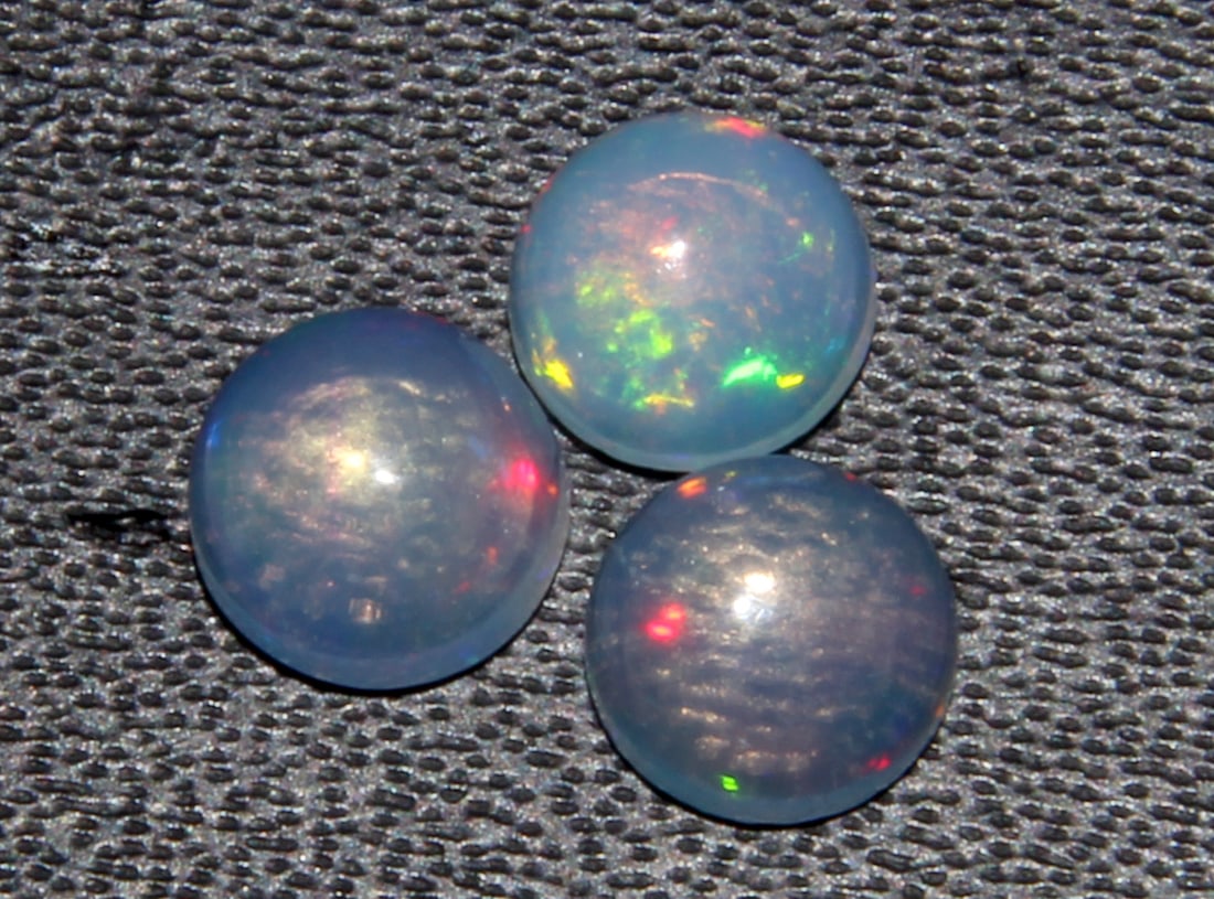 Gorgeous Ethiopian Opal 3 Pcs - 1.16 Ct: Gemstone : Natural Opal Shape and cut : Round Cabochon Weight : 1.16 CaratsMeasurements : 5x5 mm, Color : White Number of Stone : 3 Transparency : Translucent Treatment : No Treatment Origin : Ethiopi