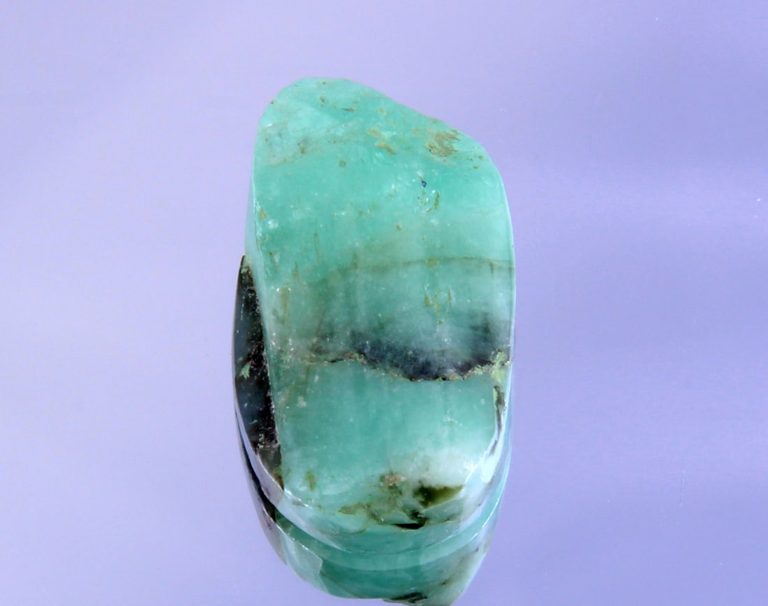 Lovely 6.83 Cts Natural Zambian Emerald Druzy: Gemstone : Natural Emerald Druzy Origin : Zambia Weight : 6.83 carat total Dimensions : 14.10x8.67x6.72 mm , Shape : Fancy Cut Color : Green Transparency : Transparent Clarity Some Natural Inclusions