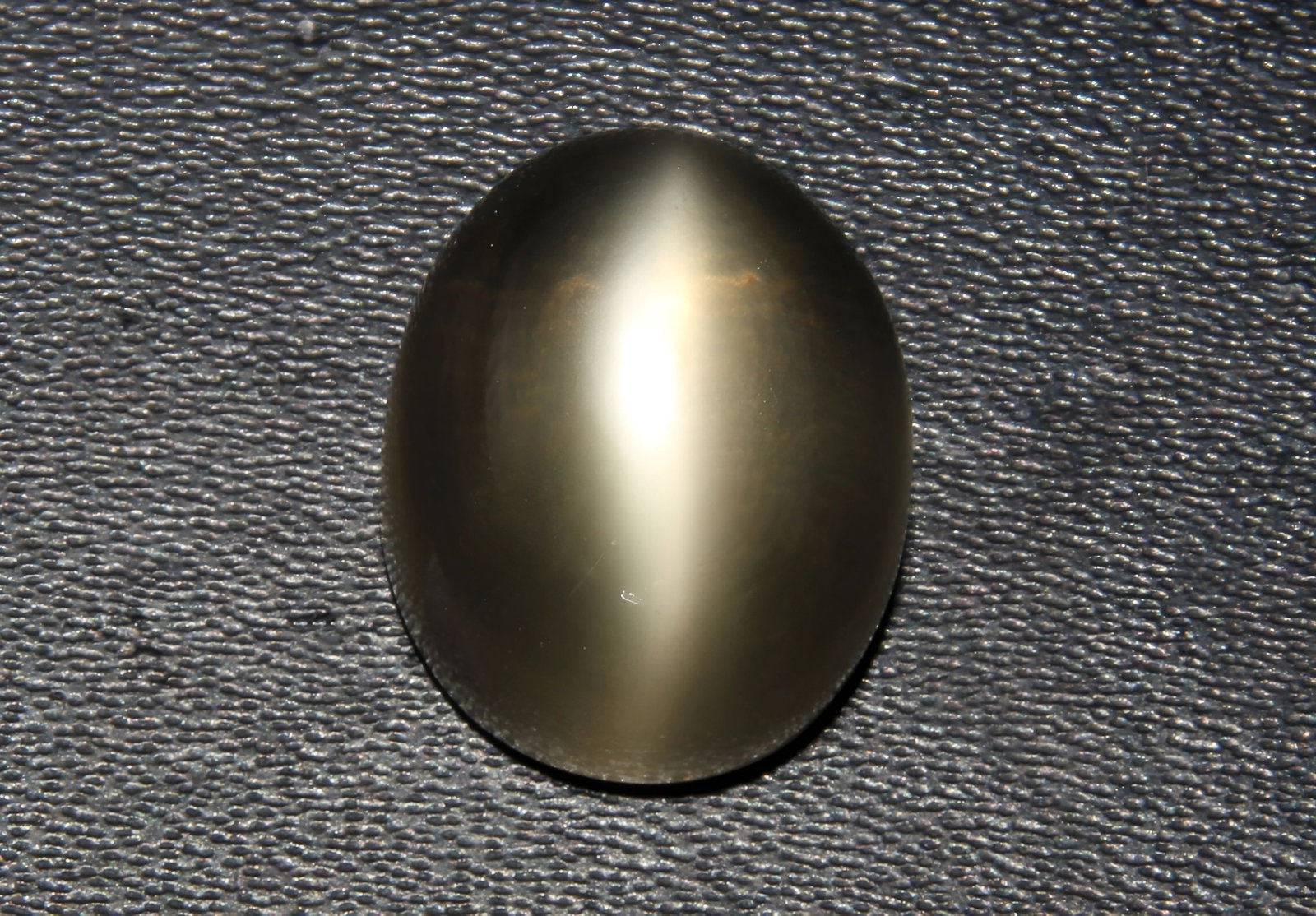 Spectacular " Natural Moonstone " 10.74 Cts Natural Moonstone: Gemstone : Natural Moonstone Shape : Oval Cabochan Weight : 10.74 caratsMeasurements : 13.87x11.36x8.87 mm Color : Honey Transparency : Opaque Treatment : None Origin : India Clarity : VVS Shipping-: 