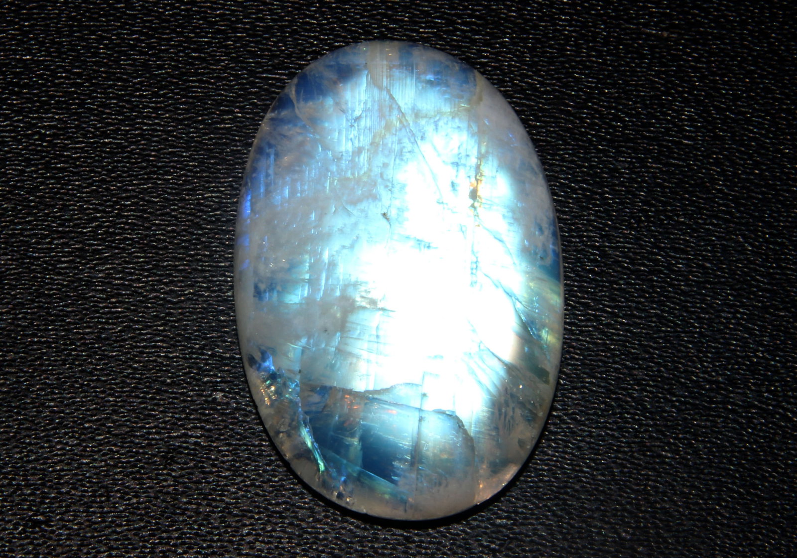 Lovely 27.66 Cts Natural Rainbow Moonstone: Gemstone : Natural Rainbow Moonstone Shape : Oval Cabochan Weight : 27.66 caratsMeasurements : 26.00x17.70x7.21 mm Color : White Transparency : Opaque Treatment : None Origin : India Clarity : VVS Shi
