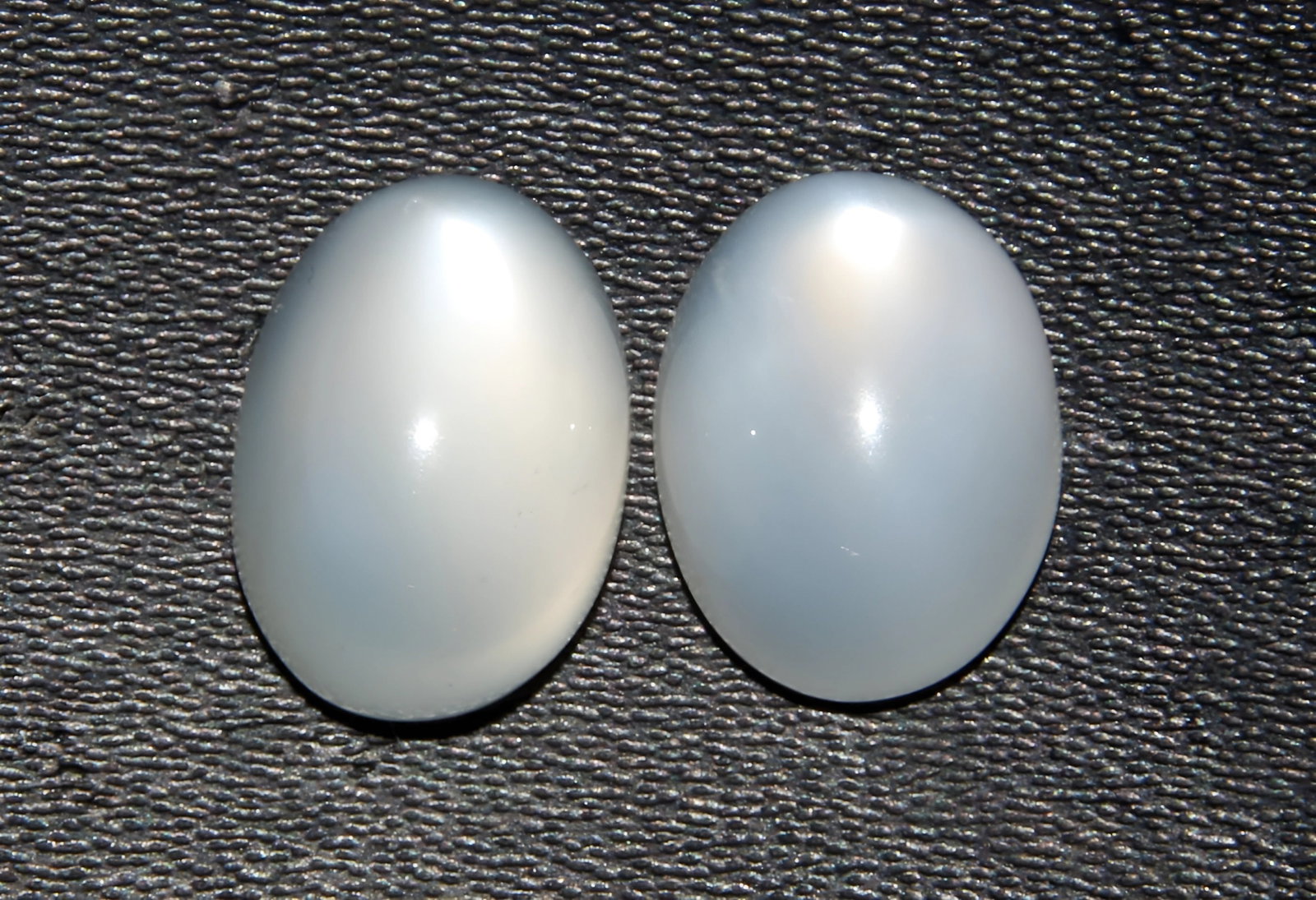 Gorgeous 8.19 Cts Natural White Moonstone Pair: Gemstone : Natural Moonstone Shape : Oval Cabochon Weight : 8.19 caratsMeasurements : 11x8 mm Color : White Number Of Stone : 2 Treatment : None Transparency : Translucent Origin : India Clarity : VVS