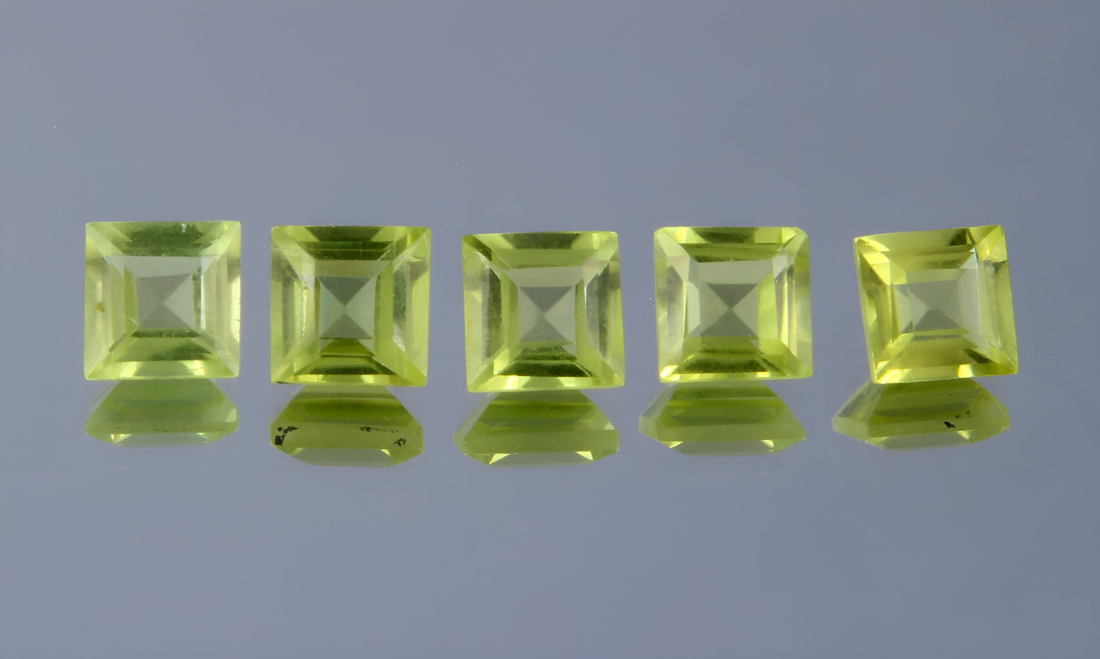 Fabulous " Natural Peridot " 1.78 cts Natural Peridot Pair: Gemstone : Natural Peridot Weight : 1.78 carat Shape : Square Cut Dimensions : 4x4 mm Color : Green Number of Stone : 5 Origin : India Treatment : No Treatment Transparency : Transparent" Shipping-: F