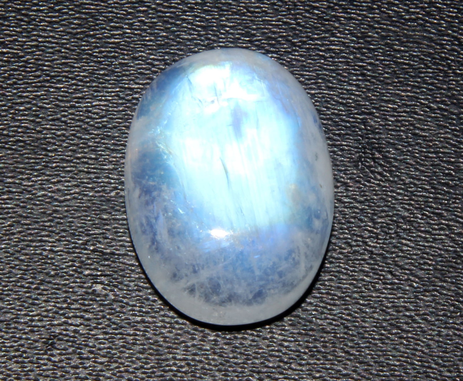 Stunning " Natural Rainbow Moonstone " 9.85 Cts Natural Rainbow Moonstone: Gemstone : Natural Rainbow Moonstone Shape : Oval Cabochan Weight : 9.85 caratsMeasurements : 17x12 mm Color : White Transparency : Opaque Treatment : None Origin : India Clarity : VVS Shipping-: Flat
