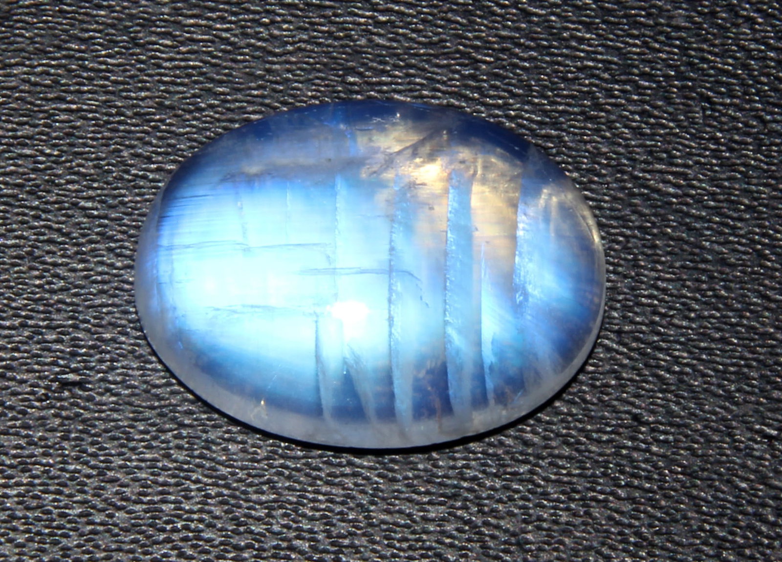Lovely " Natural Rainbow Moonstone " 7.64 Cts Natural Rainbow Moonstone: Gemstone : Natural Rainbow Moonstone Shape : Oval Cabochan Weight : 7.64 caratsMeasurements : 16x12 mm Color : White Transparency : Opaque Treatment : None Origin : India Clarity : VVS
