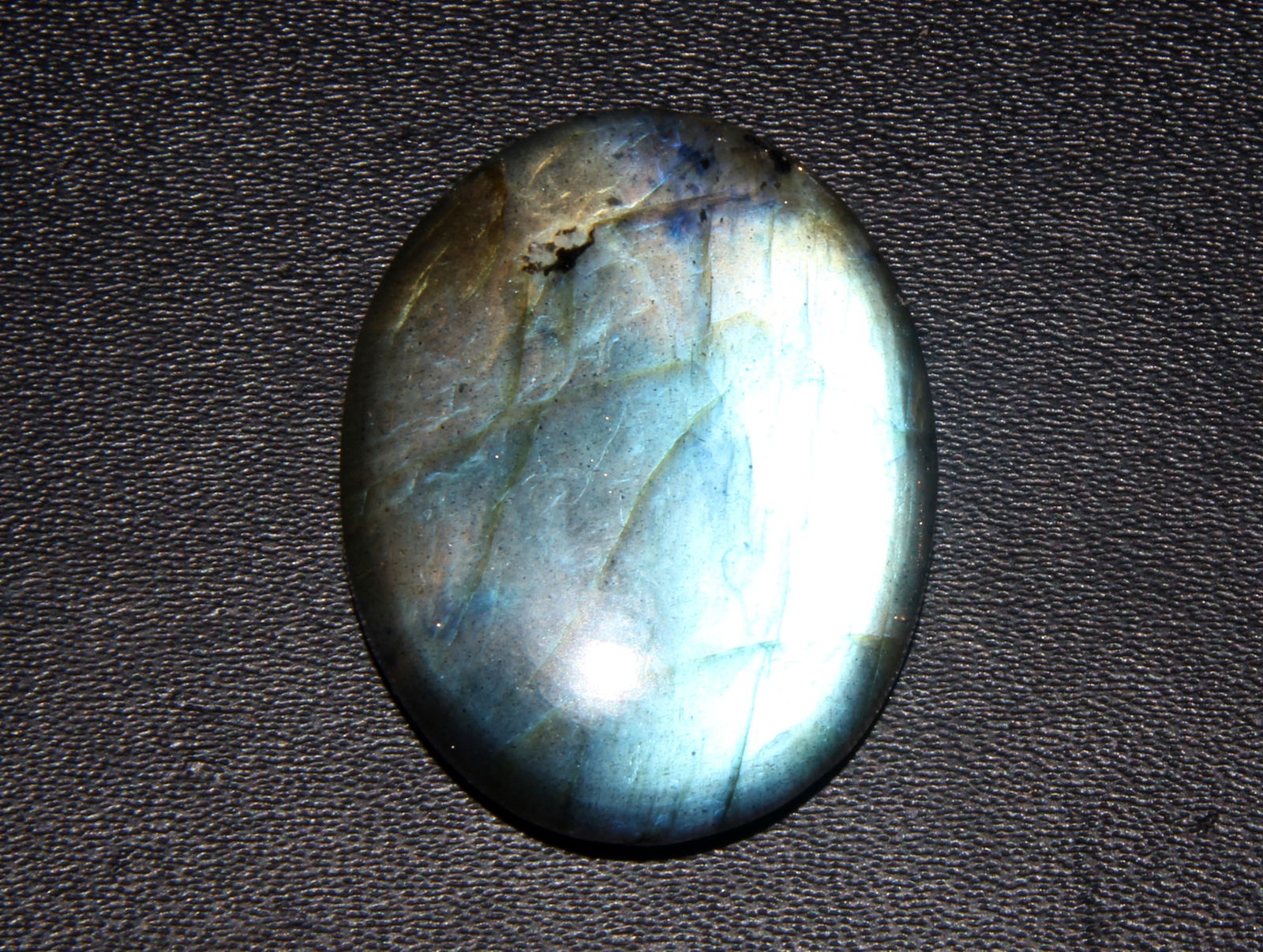 Awesome " Natural Labradorite " 30.00 Cts Natural Labradorite: Gemstone : Natural Labradorite Shape : Oval Shape Cabochan Weight : 30.00 caratsMeasurements : 28x22 mm, Color : Black Transparency : Opaque Treatment : None Origin : India Shipping-: Flat rate of $7.