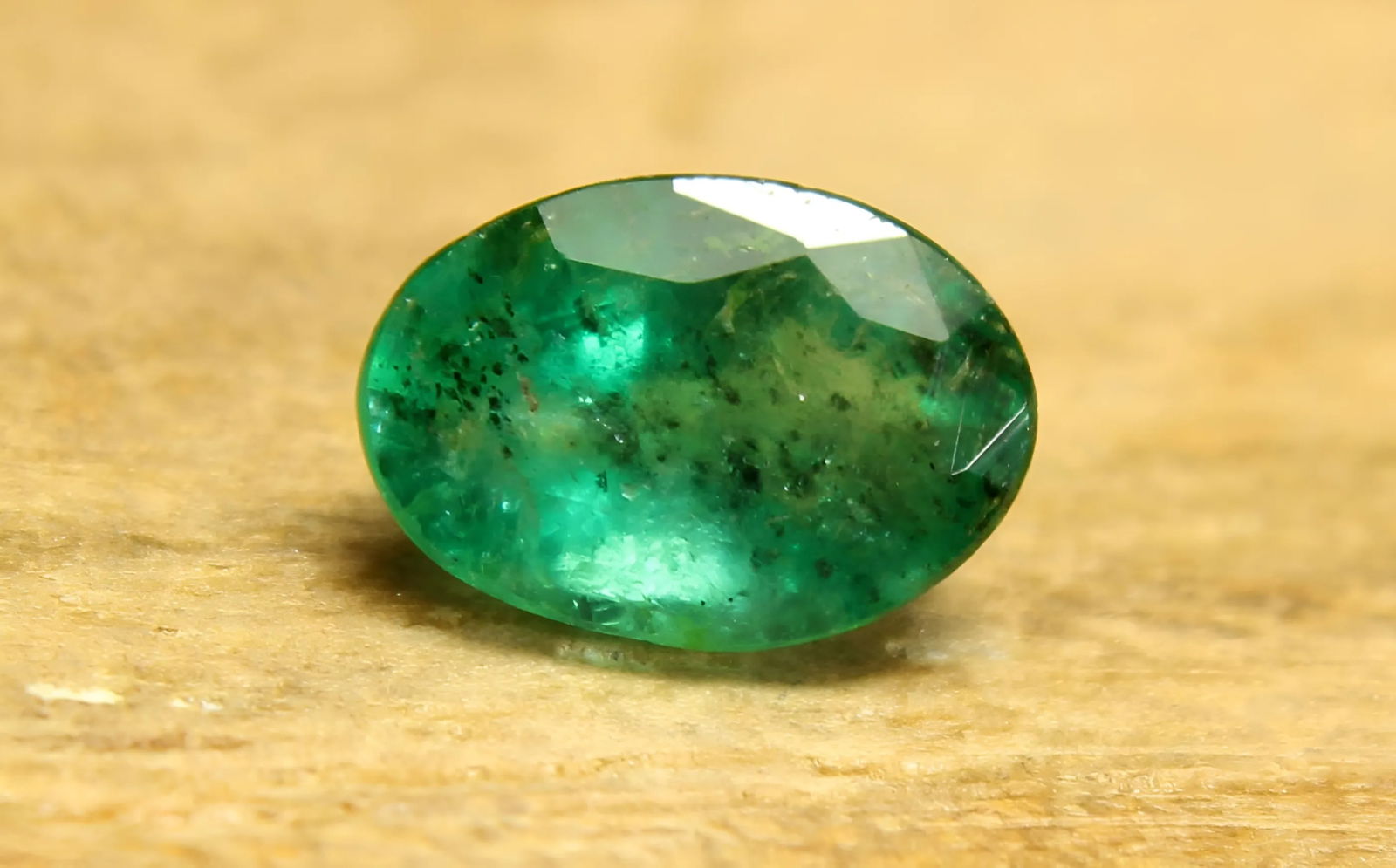 Lovely "Natural Zambia Emerald" 0.60 Cts Oval Cut: Gemstone : Natural Emerald Origin : Zambia Weight : 0.60 carat total Dimensions : 7x5 mm , Shape / Cut : Oval Cut Color : Green Transparency : Transparent Clarity Some Natural Inclusions are Visible T