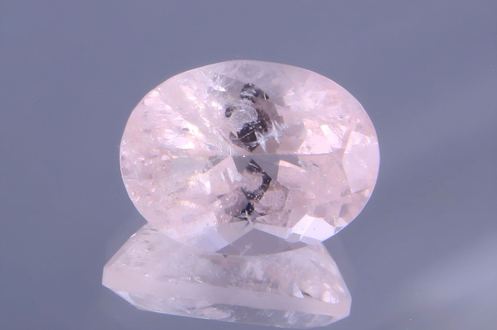 Gorgeous " Natural Morganite " 1.32 cts Oval Cut: Gemstone : Natural Morganite Shape and Cut : Oval Cut Weight : 1.32 carats Dimensions : 8x6 mm, Color : Peach Transparency : Transparent Treatment : No Treatment Origin : Africa Clarity : VVS Shipping