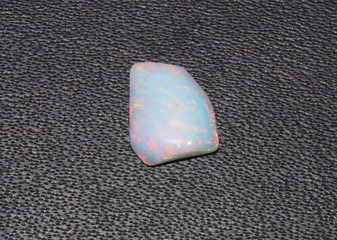 AAA 0.81 Cts Natural Ethiopian Opal (1 of 4)