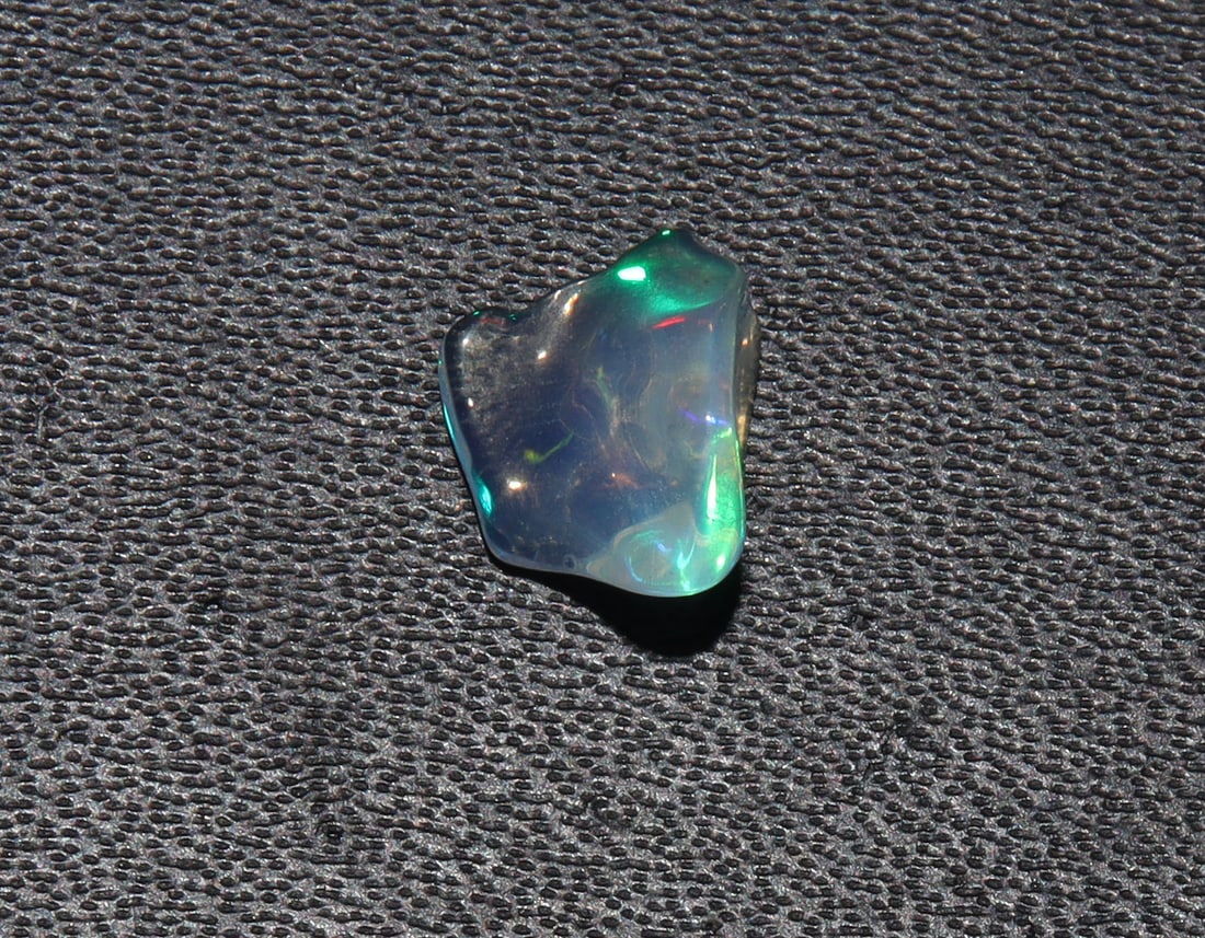 Gorgeous 1.10 Cts Natural Ethiopian Opal: Gemstone : Natural Ethiopian Opal Shape and cut : Uncut Polish Rough Weight : 1.10 Carats Measurements : 10x7 mm, Color : White Transparency : Translucent Treatment : None Origin : Ethiopian Clarity :