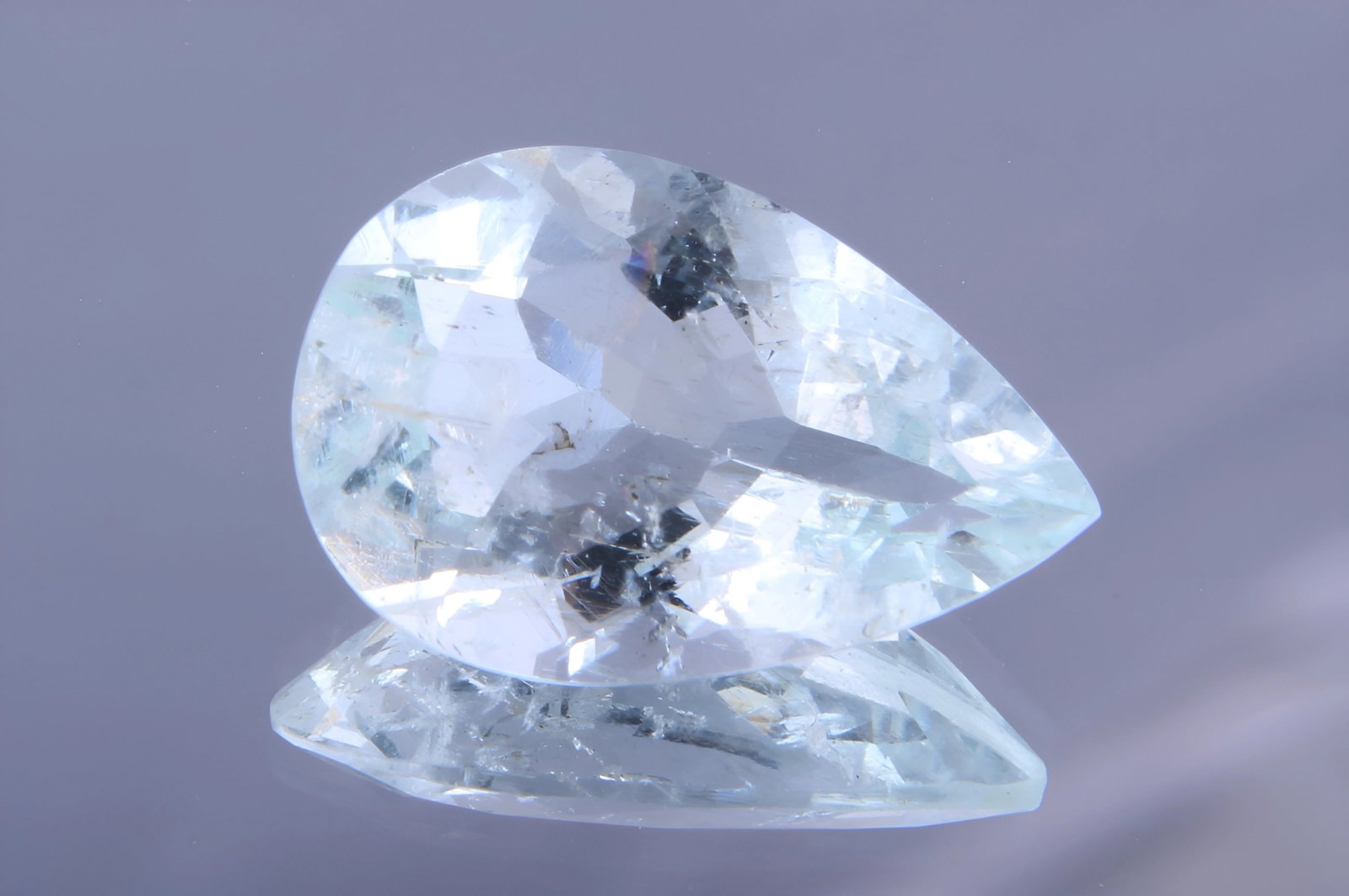 Gorgeous 4.27 Cts Natural White Beryl: Gemstone : Natural White Beryl Origin : Brazil Weight : 4.27 carats Dimensions : 15x10 mm Shape : Pear Cut Color : White Transparency : Transparent Clarity : No visible inclusion Shipping-: Flat rate 