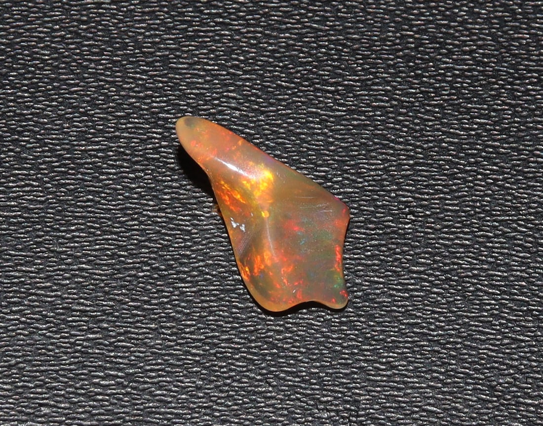 Beautiful 1.14 Cts Natural Ethiopian Opal: Gemstone : Natural Ethiopian Opal Shape and cut : Uncut Polish Rough Weight : 1.14 Carats Measurements : 12x6 mm, Color : Yellow Transparency : Translucent Treatment : None Origin : Ethiopian Clarity 