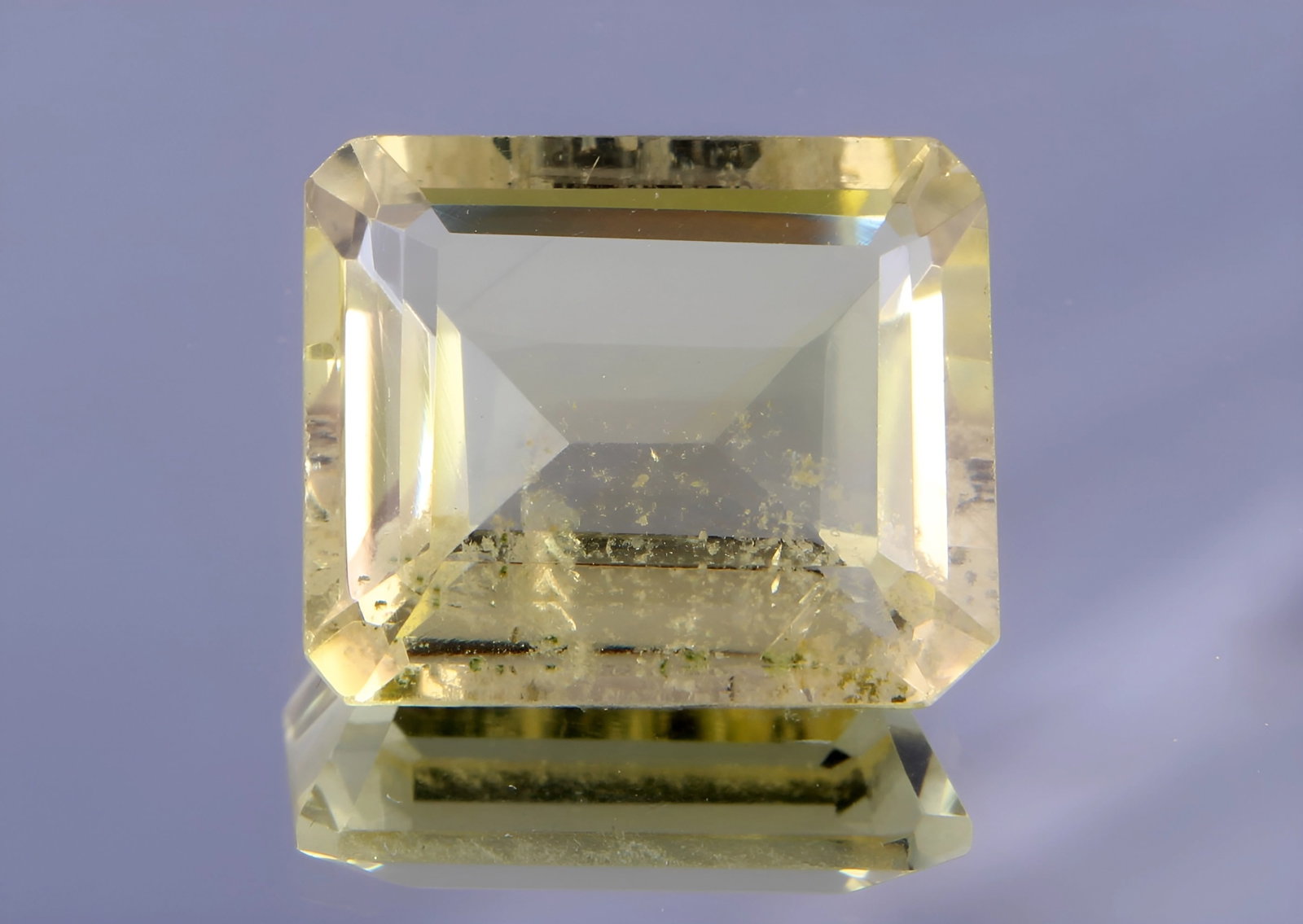 AAA 5.62 cts Natural Lemon Quartz: Gemstone: Natural Lemon Quartz Origin: Africa Weight : 5.62 carats Measurements: 12x10 mm, Shape / Cut : Rectengular Cut Colour: Yellow Transparency: transparent Treatment : No Treatmentnt: none Shipp