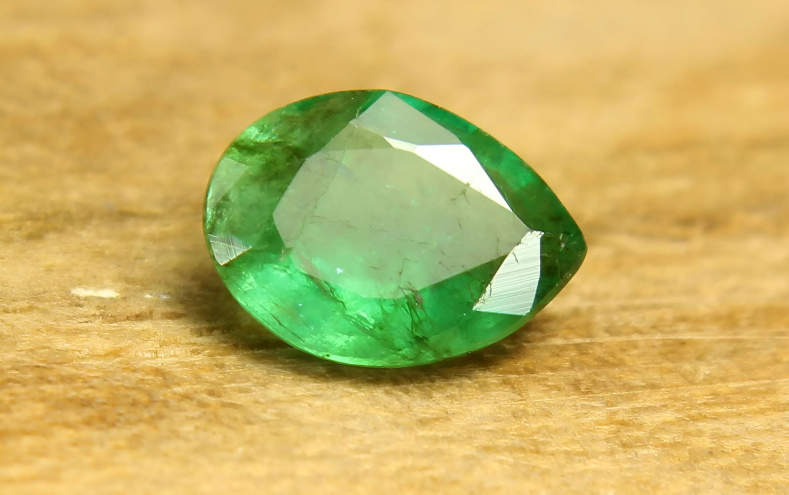 Lovely "Natural Zambia Emerald" 0.78 Cts Natural Emerald: Gemstone : Natural Emerald Origin : Zambia Weight : 0.78 carat total Dimensions : 7.68x5.70x3.00 mm , Shape / Cut : Pear Cut Color : Green Transparency : Transparent Clarity Some Natural Inclusions ar