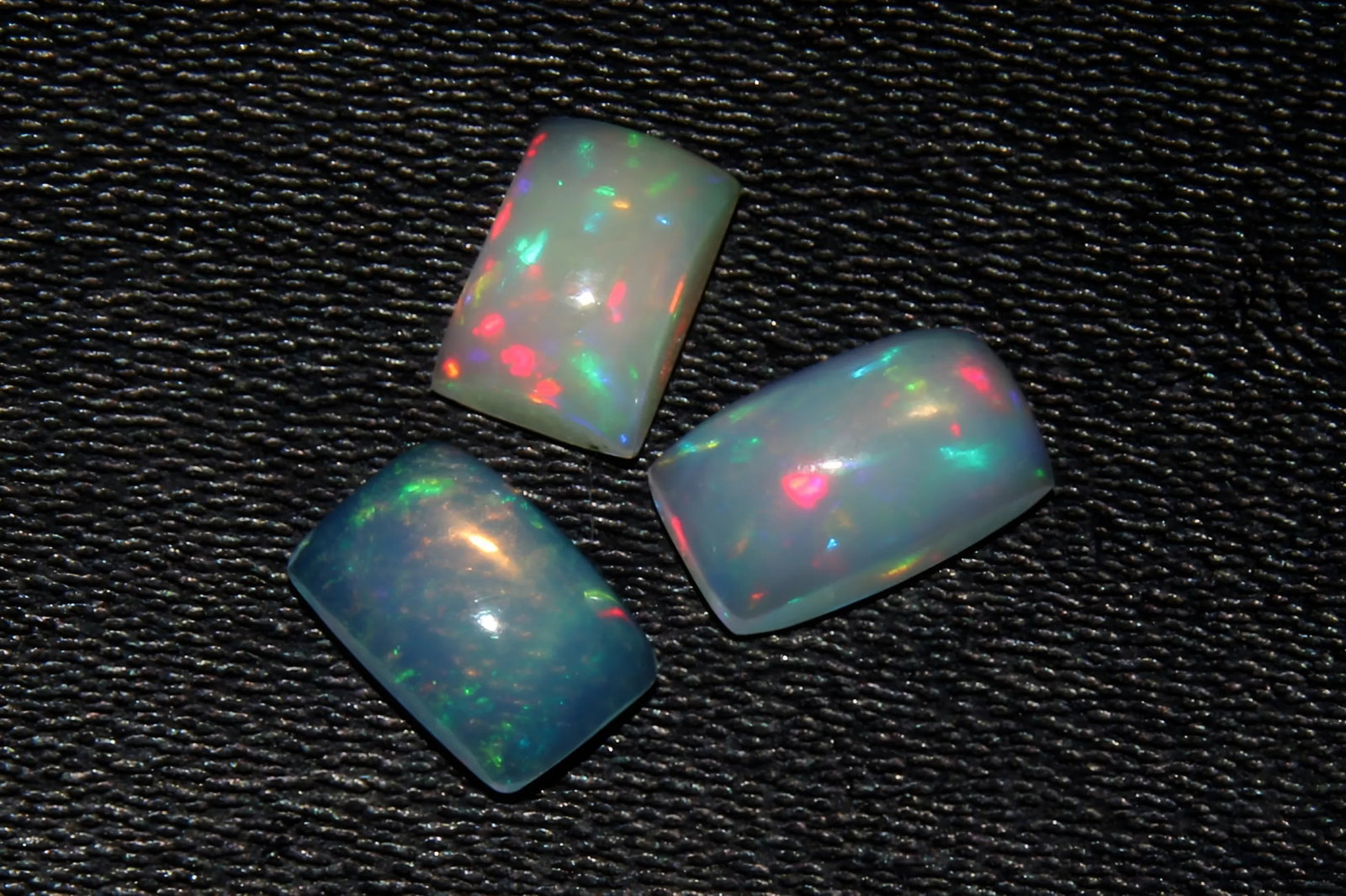 Lovely " Fire Ethiopian Opal " 1.42 Cts Natural Ethiopian Opal Lot: Gemstone : Natural Ethiopian Opal Shape and cut : Rectengular Cabochon Weight : 1.42 Carats Measurements : 7.12x4.41x2.98 mm , 6x4 mm Color : White, Number Of Stone : 3 Transparency : Transparent Trea