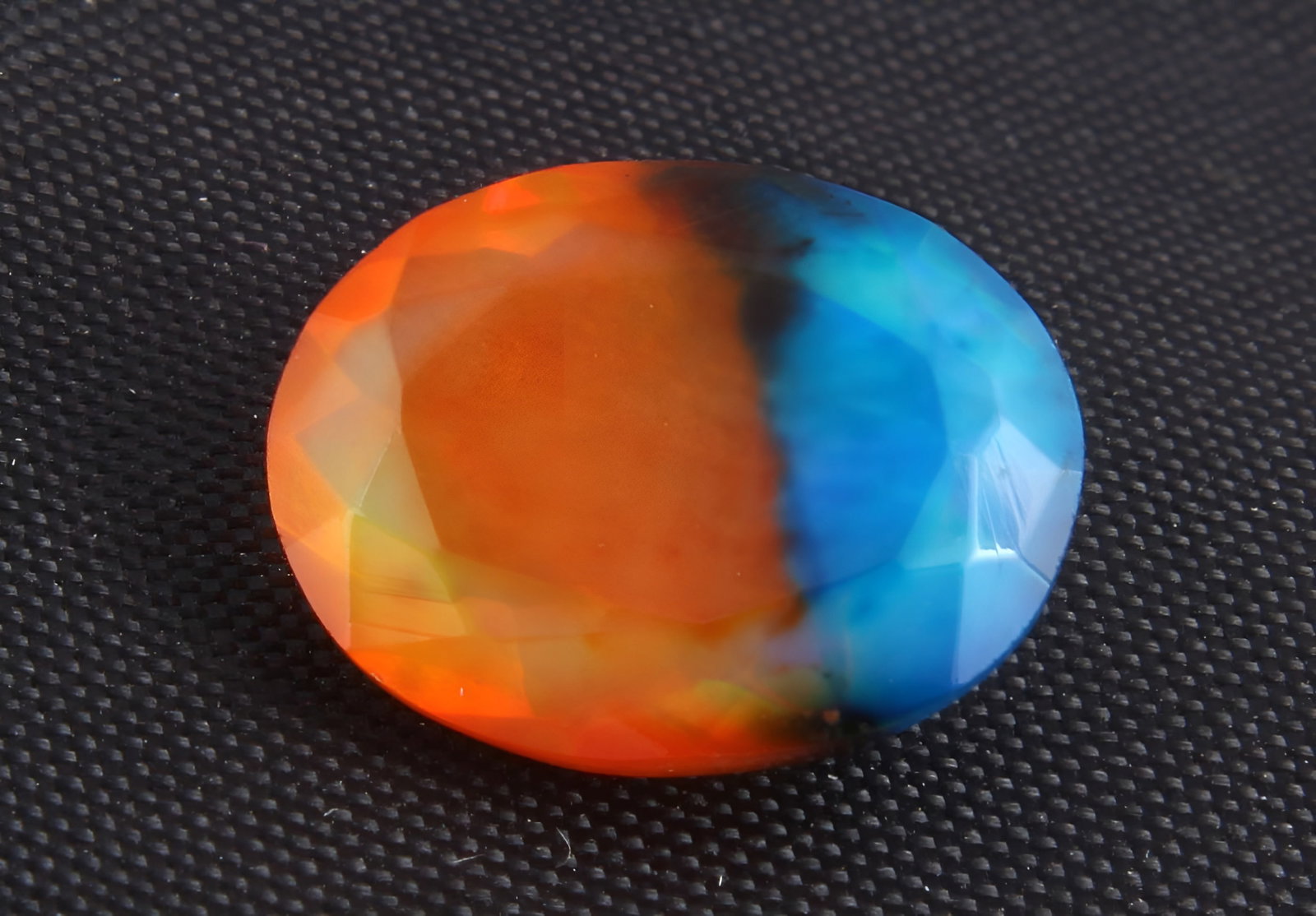 Wonderful 1.85Cts Natural Bi-Colour Ethiopan Opal: Gemstone : Natural Bi Colour Ethiopian Opal Shape and cut : Oval Cut Weight : 1.85 Carats Measurements : 10.72x8.42x5.06 mm Color : Blue, Pink Transparency : Transparent Treatment : Heated Origin : Et