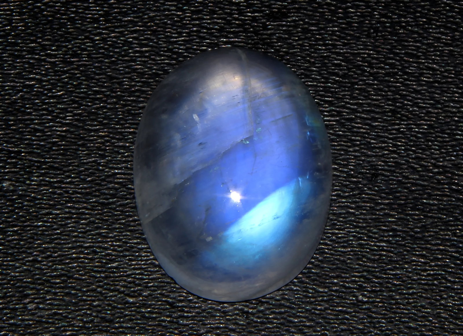 Gorgeous 8.95 Cts Natural Rainbow Moonstone: Gemstone : Natural Rainbow Moonstone Shape : Oval Cabochan Weight : 8.95 carats Measurements : 16x12 mm Color : White Transparency : Opaque Treatment : None Origin : India Clarity : VVS Shipping-: Fla