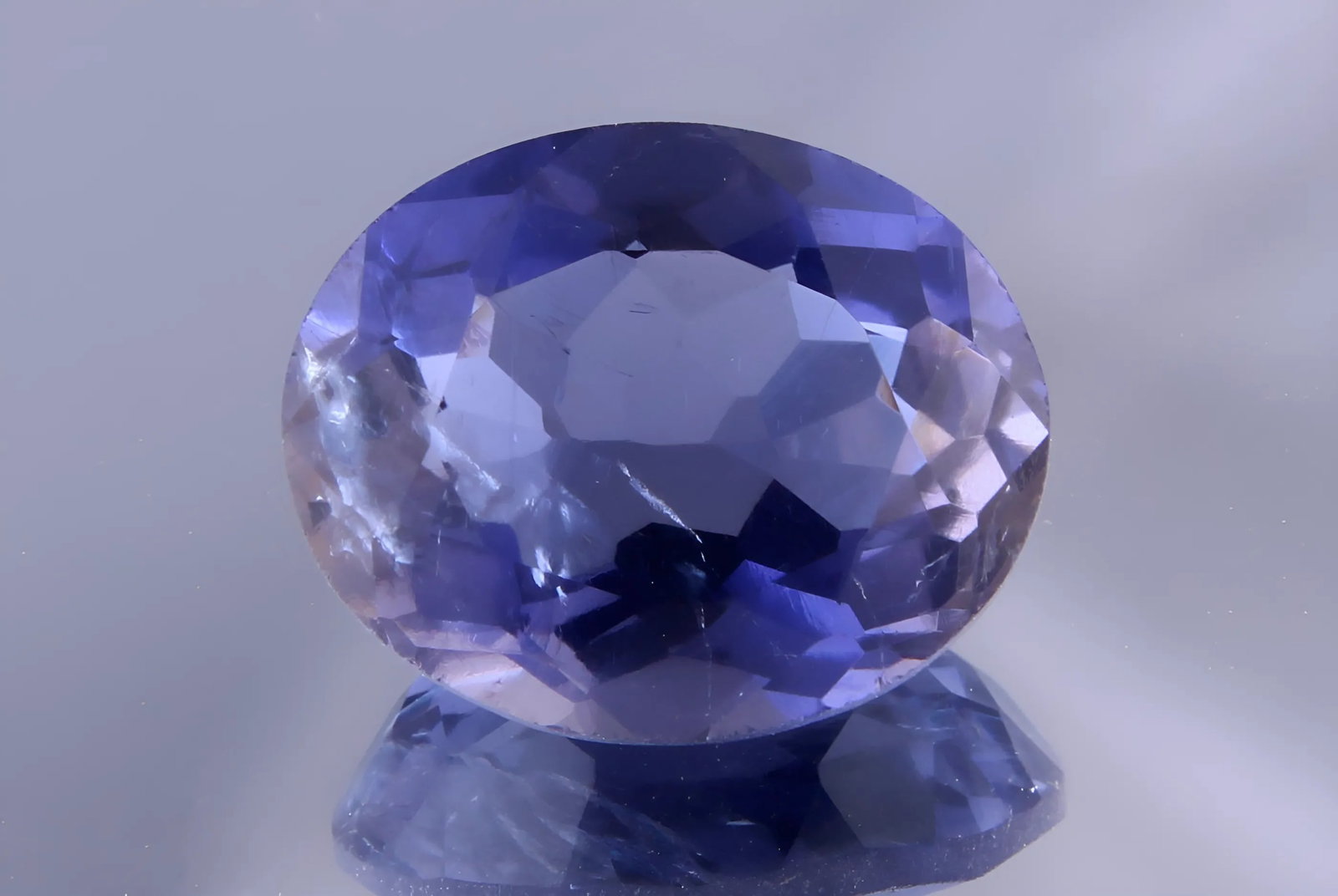 Delightful 3.13 Cts Natural Iolite: Gemstone : Natural Iolite Shape / cut : Oval Cut Weight : 3.13 carats Dimensions : 11x9 mm , Color : Violetish Blueish Blue Transparency : Transparent Treatment : No Treatment Origin : India Clarity :