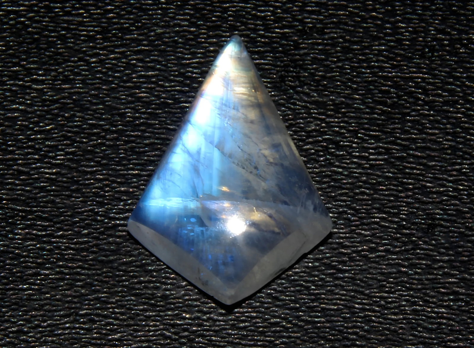 Gorgeous 3.61 Cts Natural Rainbow Moonstone: Gemstone : Natural Rainbow Moonstone Shape : Fancy Cabochan Weight : 3.61 carats Measurements : 14.52x10.19x4.41 mm Color : White Transparency : Opaque Treatment : None Origin : India Clarity : VVS Sh