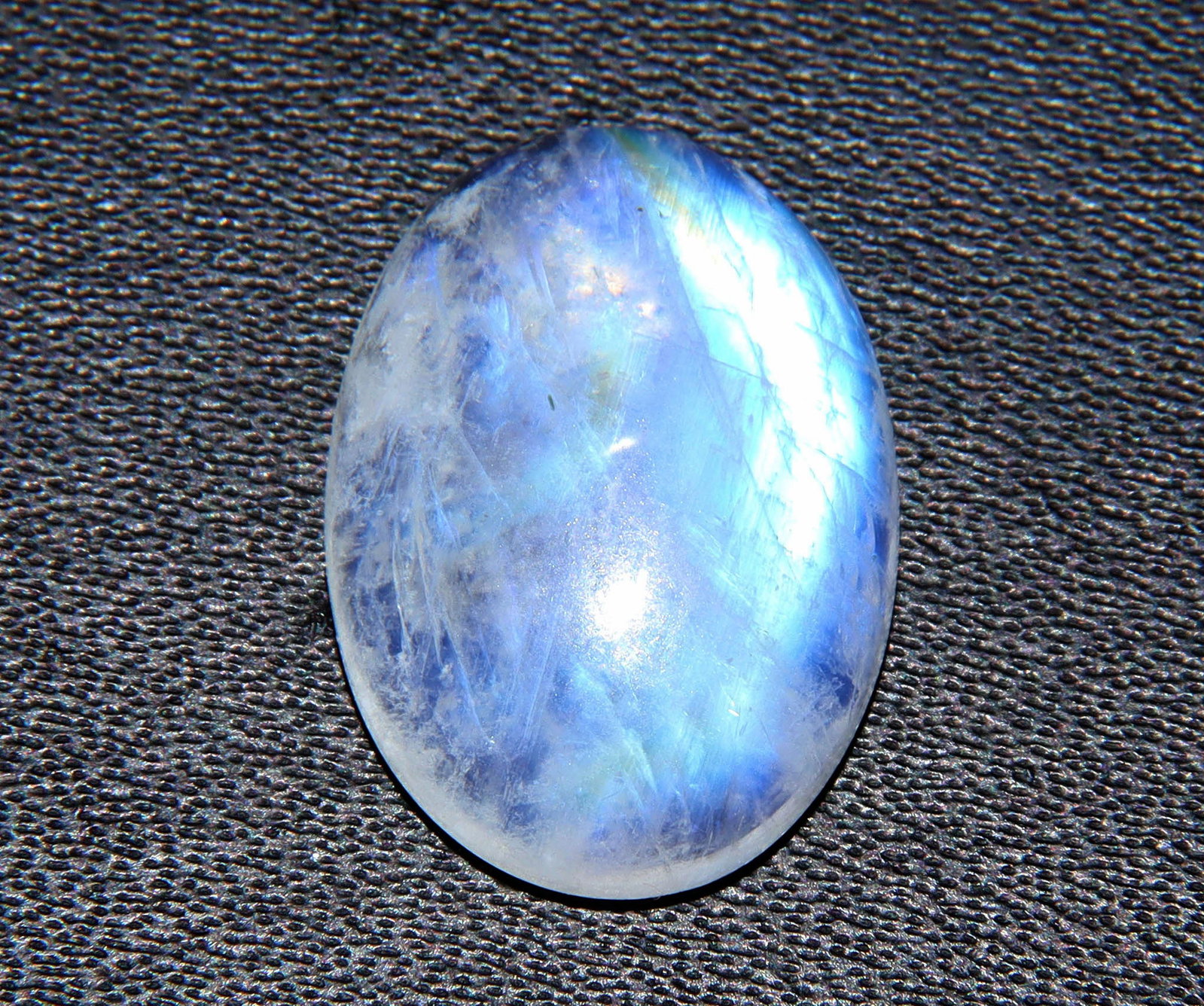 Marvellous " Natural Rainbow Moonstone " 9.60 Cts Natural Rainbow Moonstone: Gemstone : Natural Rainbow Moonstone Shape : Oval Cabochan Weight : 9.60 carats Measurements : 18x13 mm, Color : White Transparency : Opaque Treatment : None Origin : India Clarity : VVS Shipping-: Fl