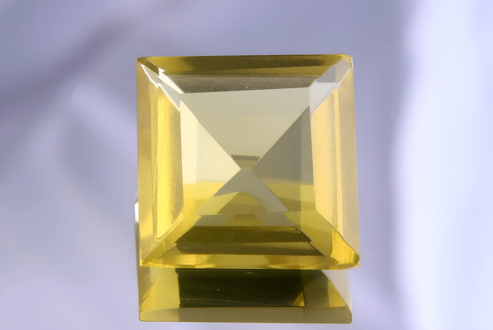 AAA 6.56 Cts Natural Lemon Quartz: Gemstone: Natural Lemon Quartz Origin: Africa Weight : 6.56 carats Measurements: 12x12 mm Shape / Cut : Square Cut Colour: Yellow Transparency: transparent Treatment : No Treatment Shipping-: Flat rat
